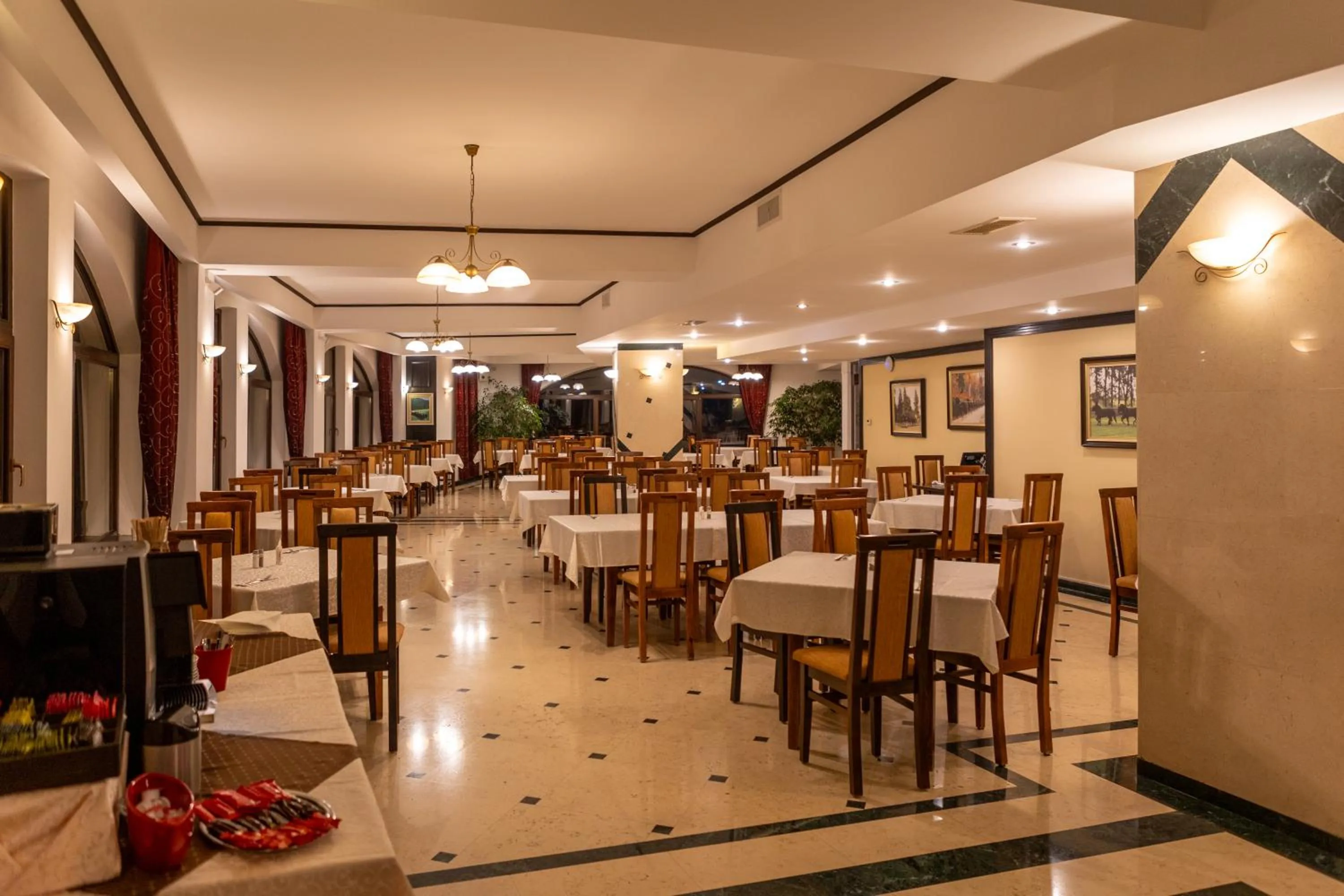 Restaurant/places to eat in Hotel Casa Viorel jacuzzi & saunas