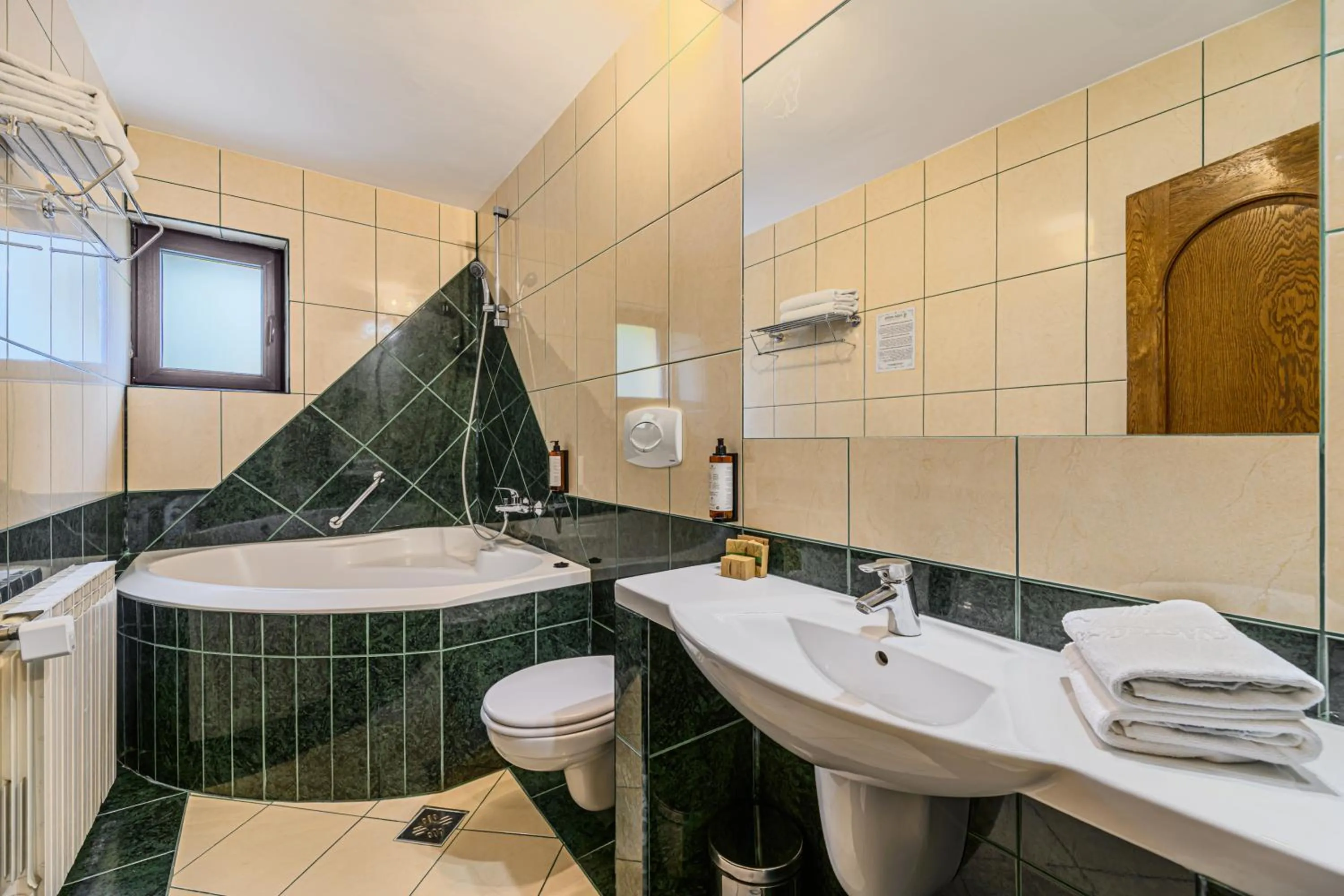 Toilet in Hotel Casa Viorel jacuzzi & saunas