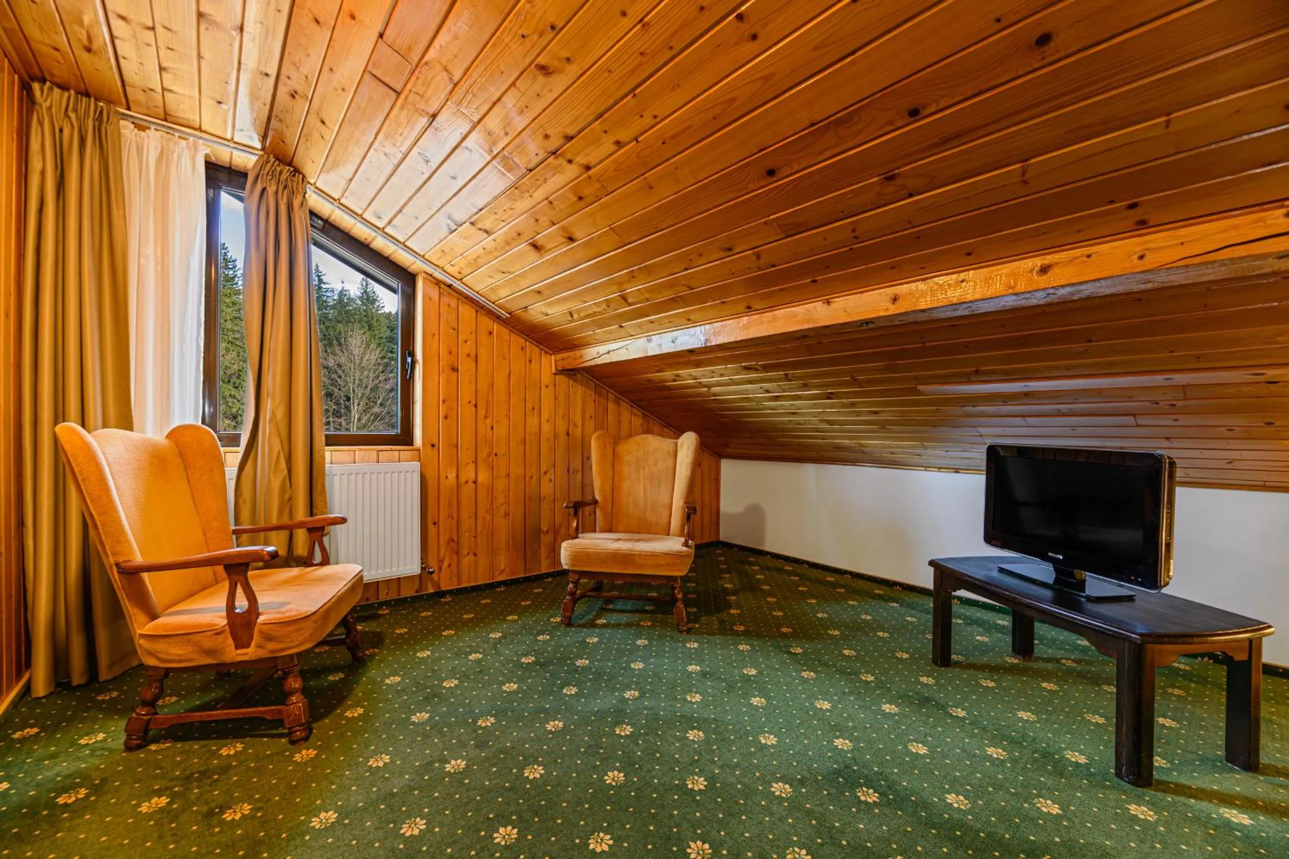 Communal lounge/ TV room in Hotel Casa Viorel jacuzzi & saunas