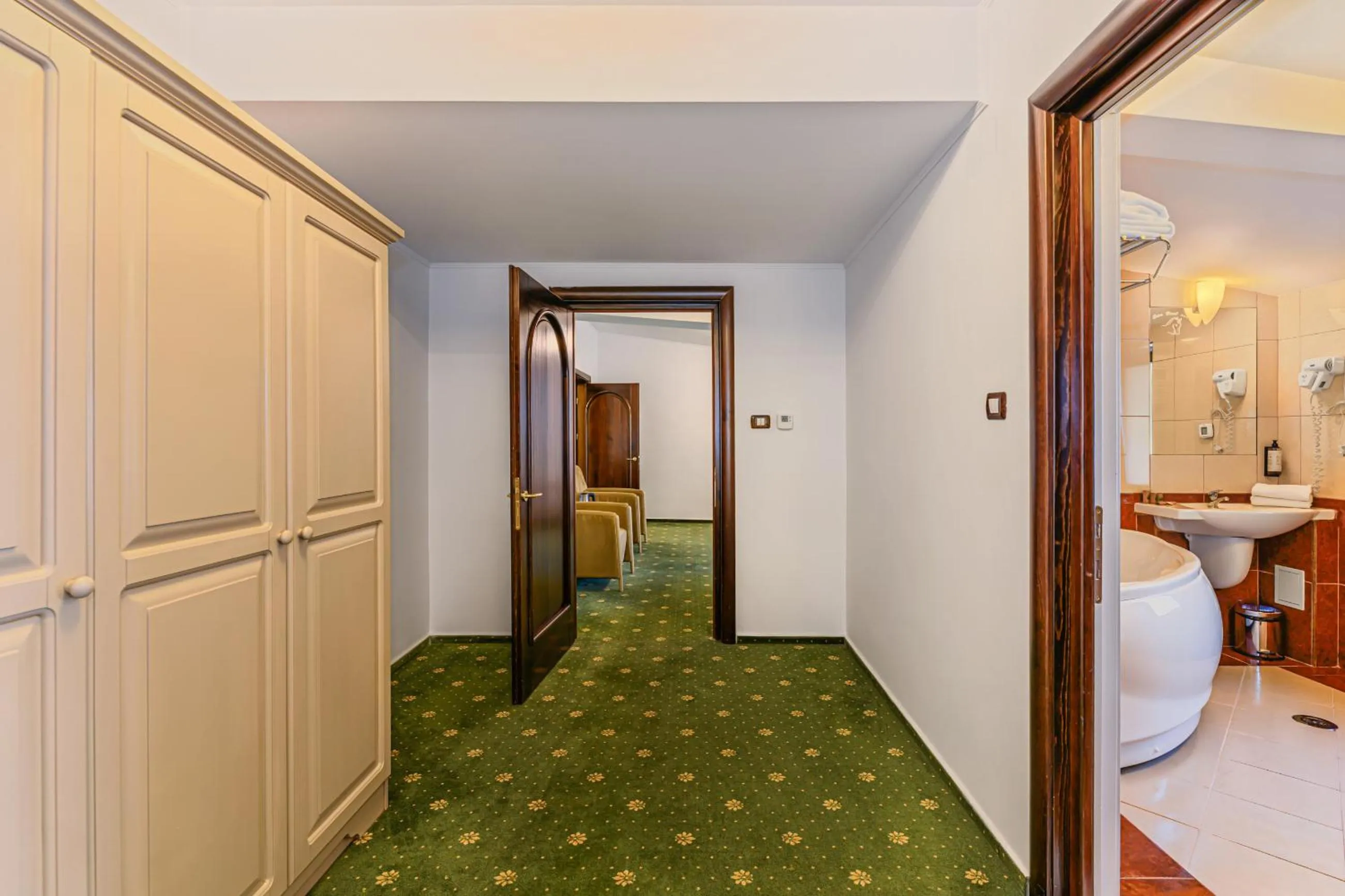 Bed in Hotel Casa Viorel jacuzzi & saunas