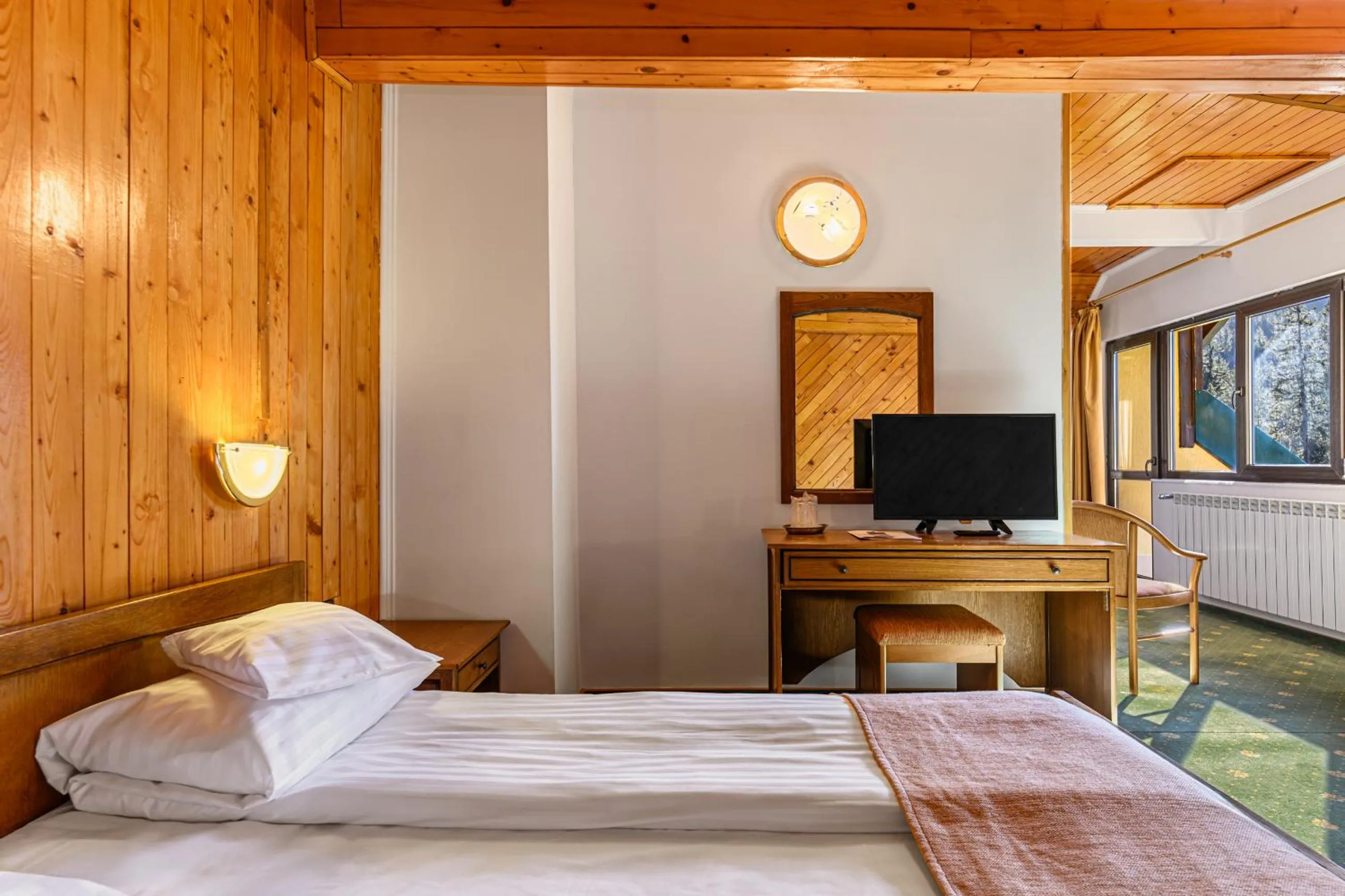 Bed in Hotel Casa Viorel jacuzzi & saunas