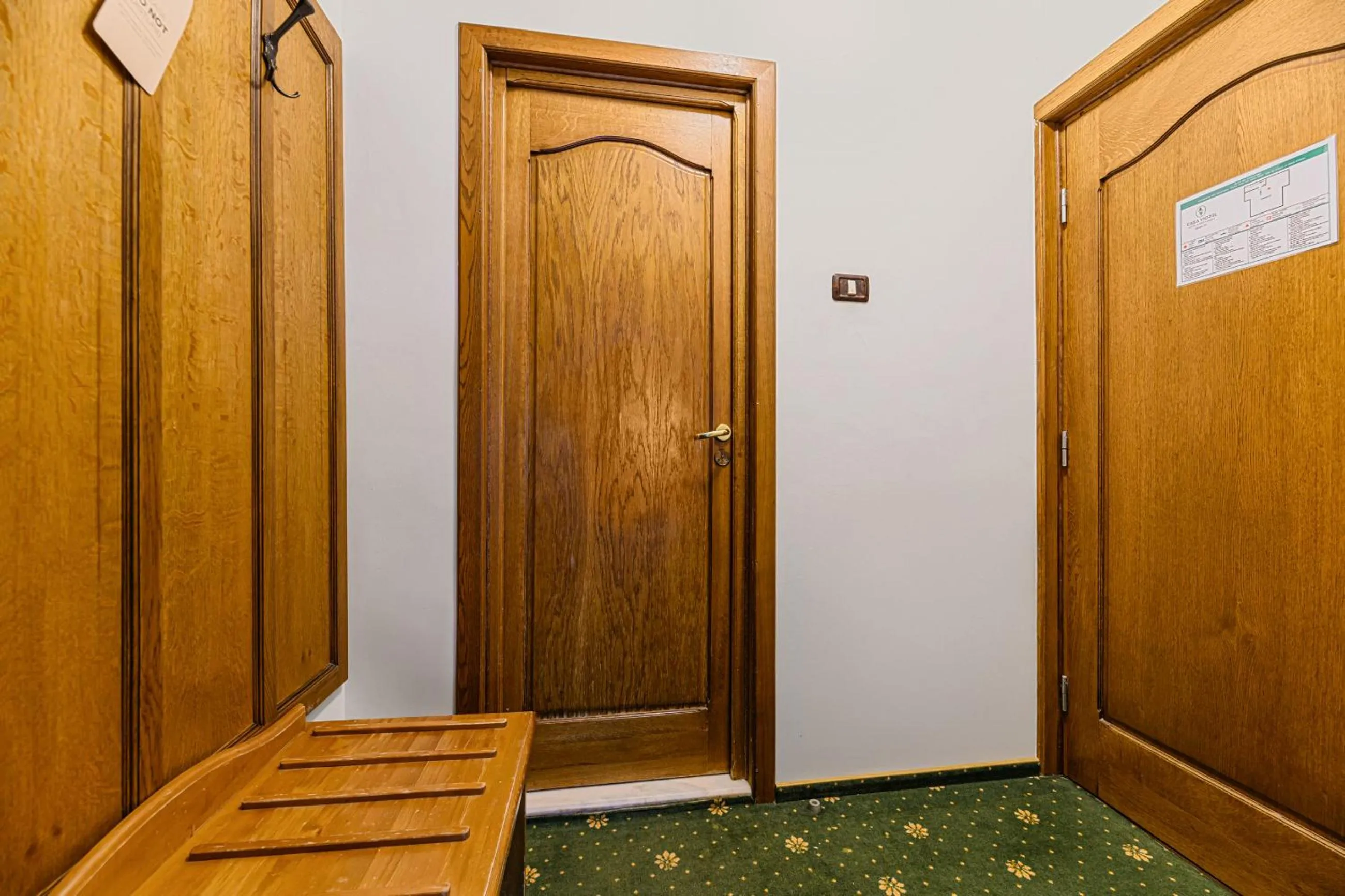 wardrobe in Hotel Casa Viorel jacuzzi & saunas