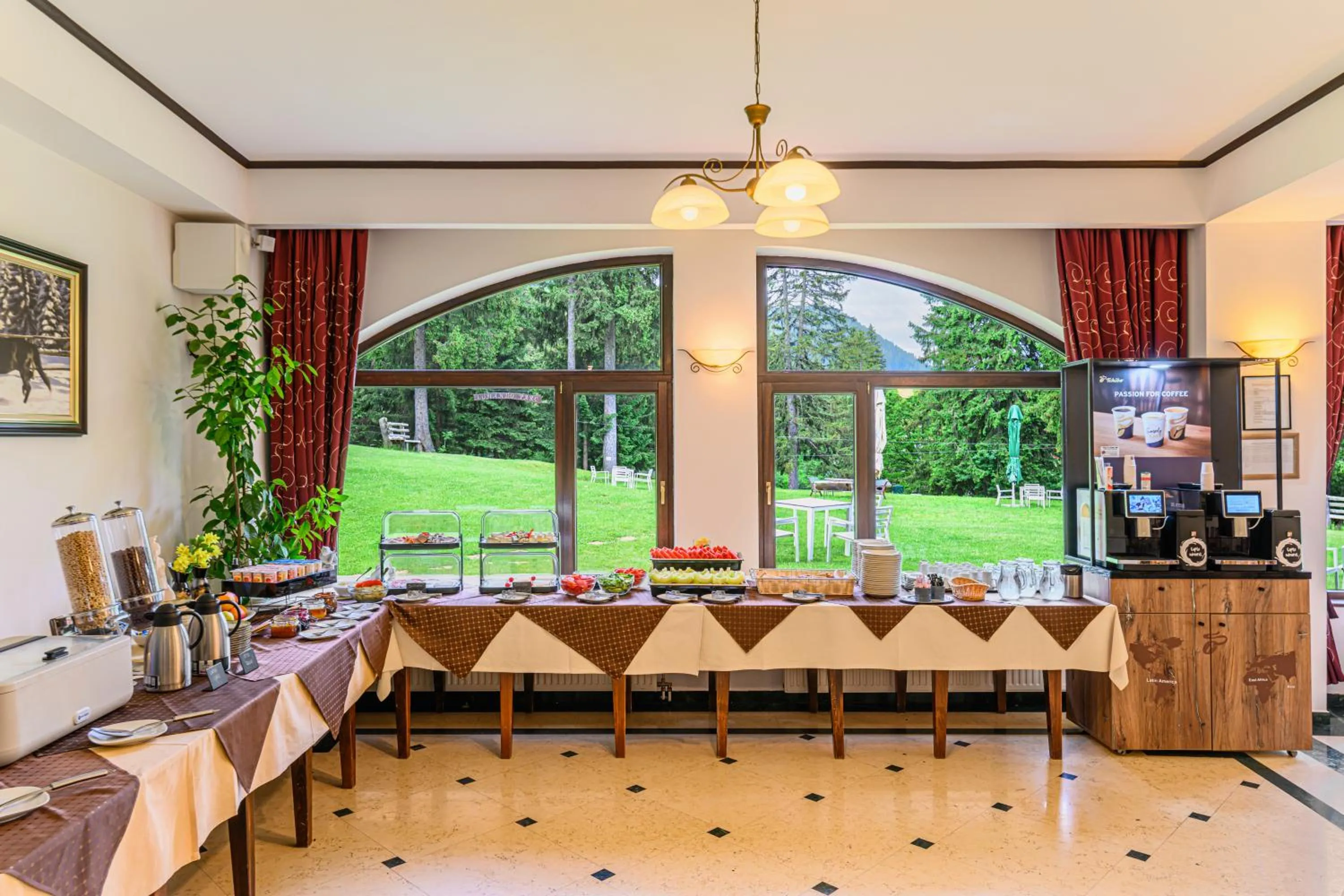 Breakfast in Hotel Casa Viorel jacuzzi & saunas