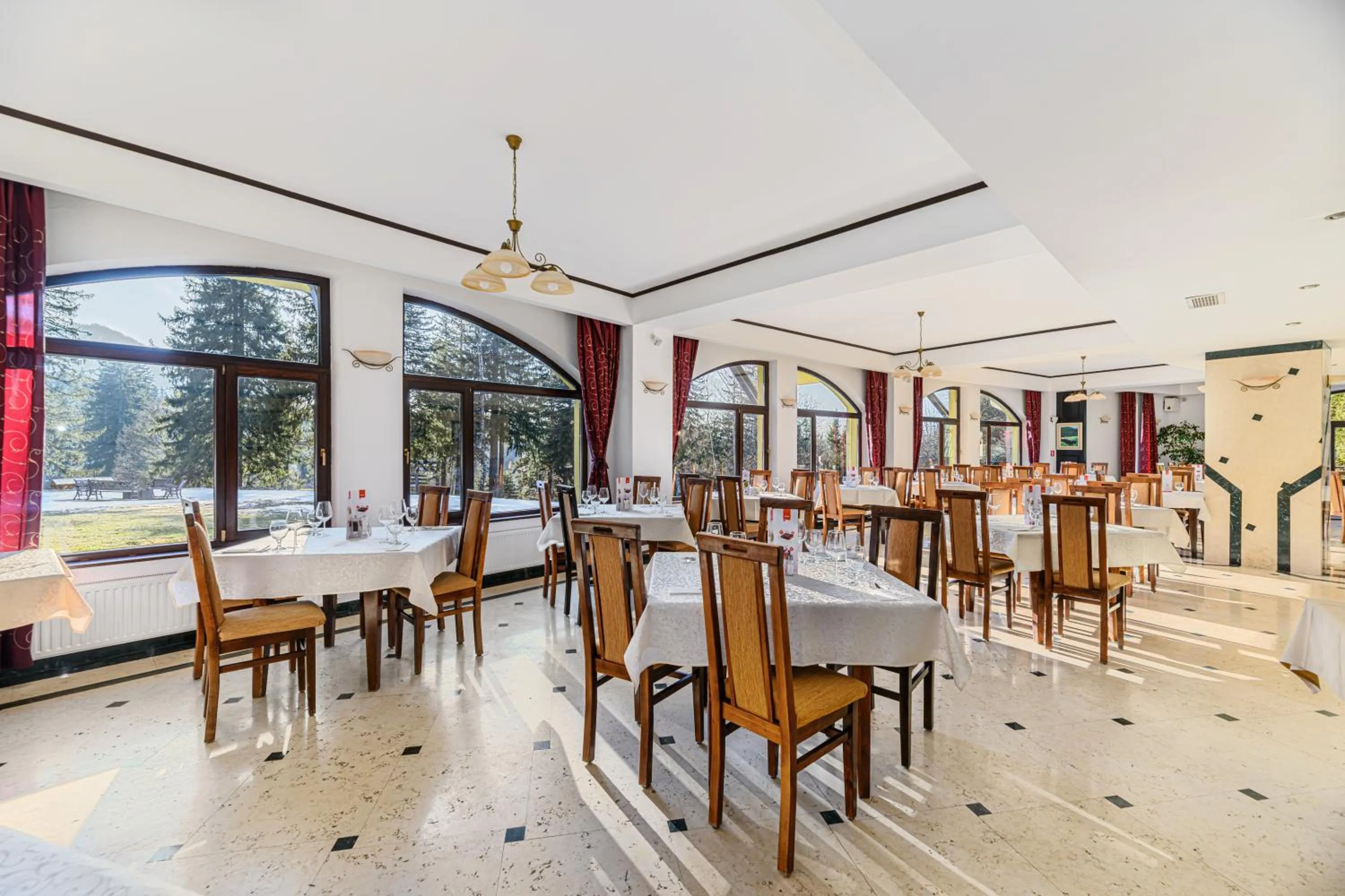 Restaurant/places to eat in Hotel Casa Viorel jacuzzi & saunas