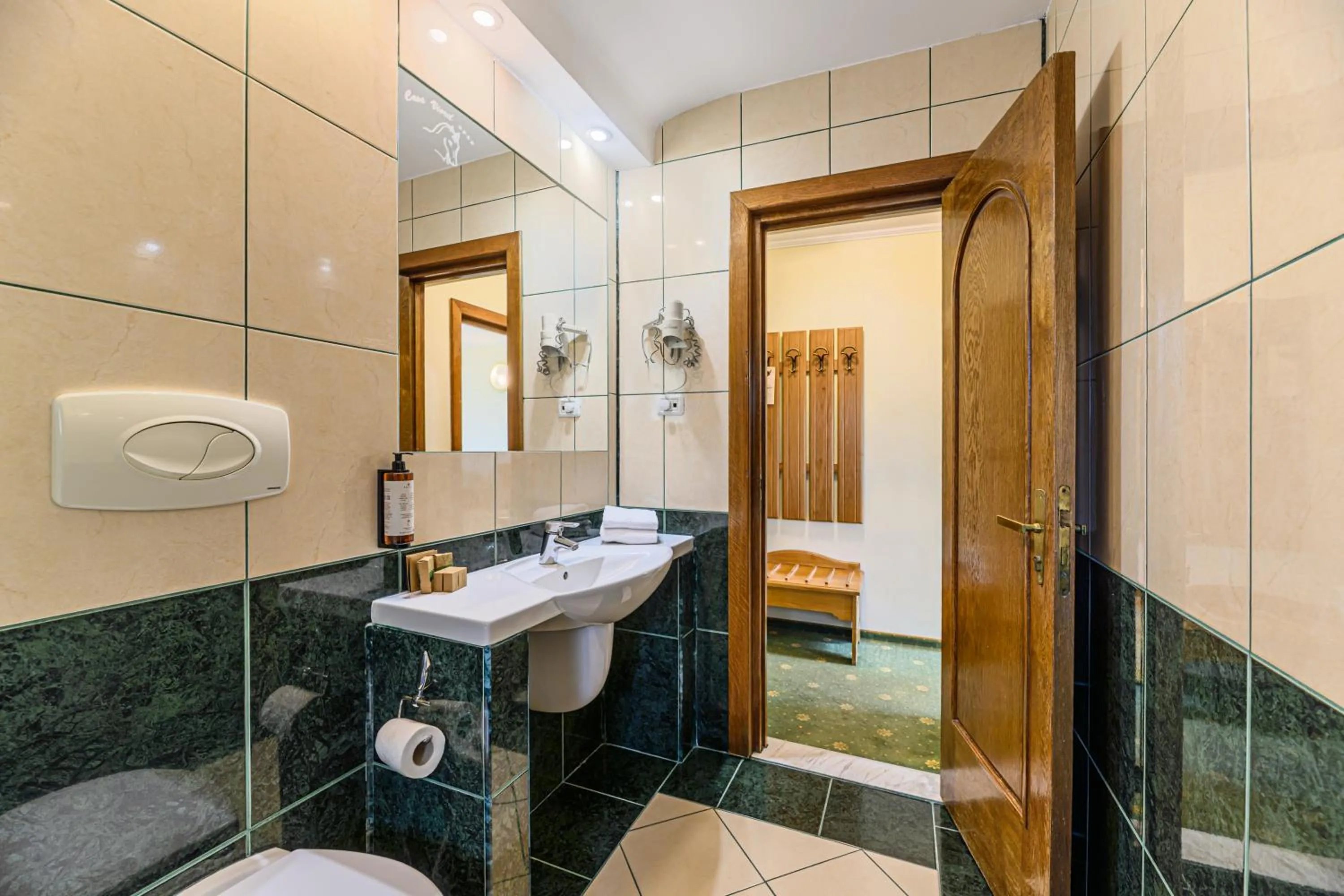 Toilet in Hotel Casa Viorel jacuzzi & saunas