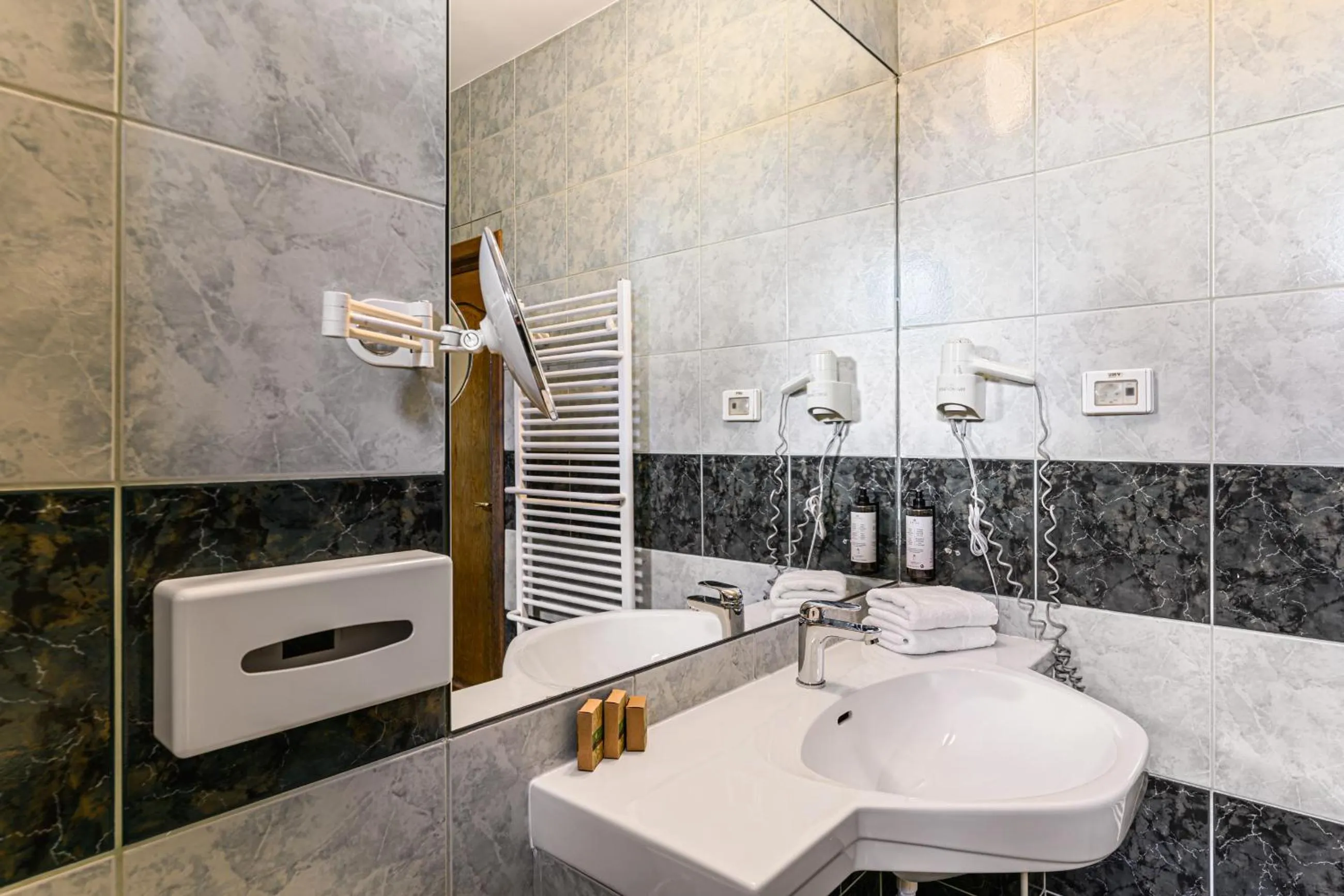 Bathroom in Hotel Casa Viorel jacuzzi & saunas