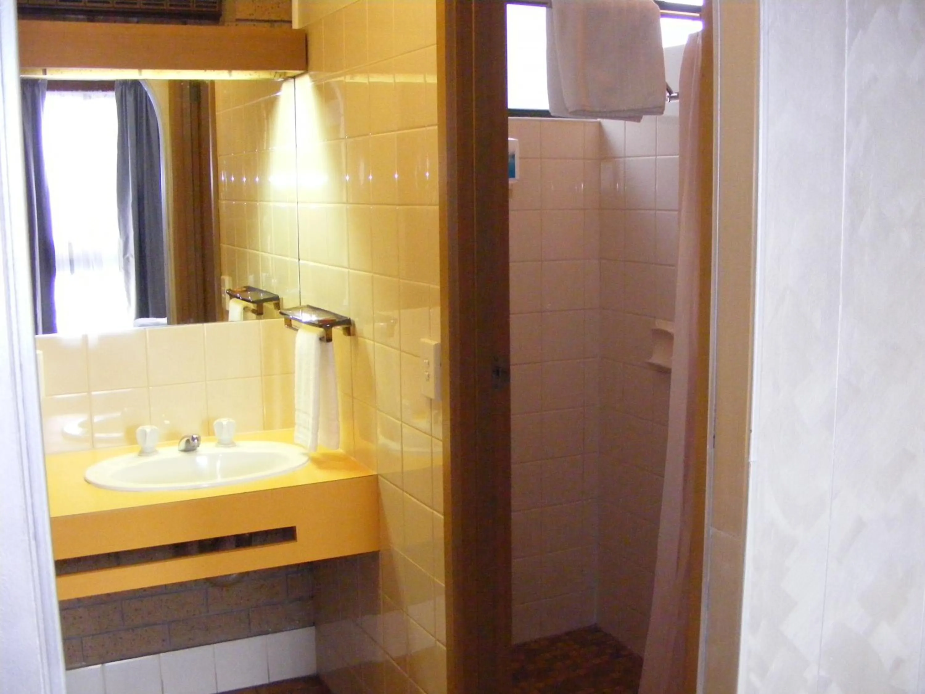 Bathroom in Eaglehawk Motel Bendigo