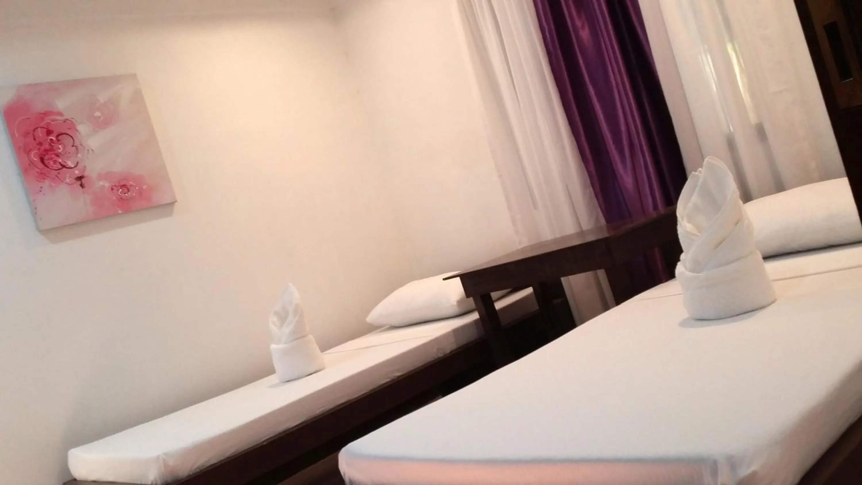 Bed in Ricardo Valley Inn