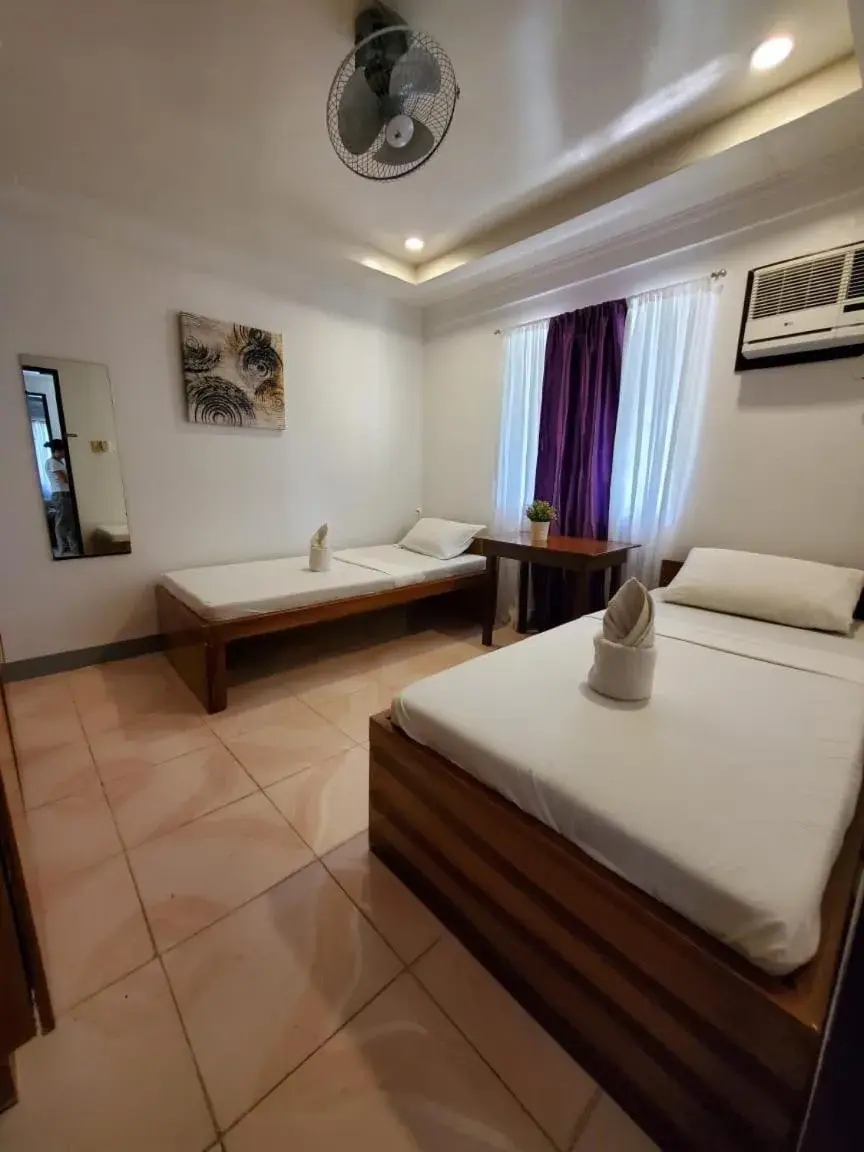 Standard Twin Room with Shared Bathroom in Ricardo Valley Inn Standard Twin Room with Shared Bathroom in Ricardo Valley Inn