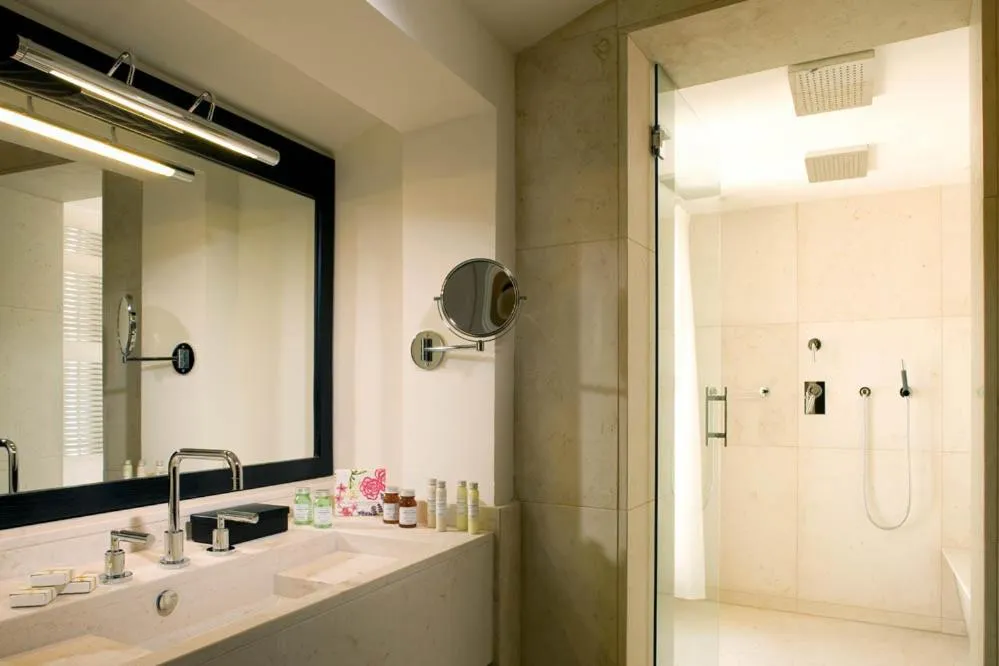 Shower in Relais & Chateaux Palazzo Seneca