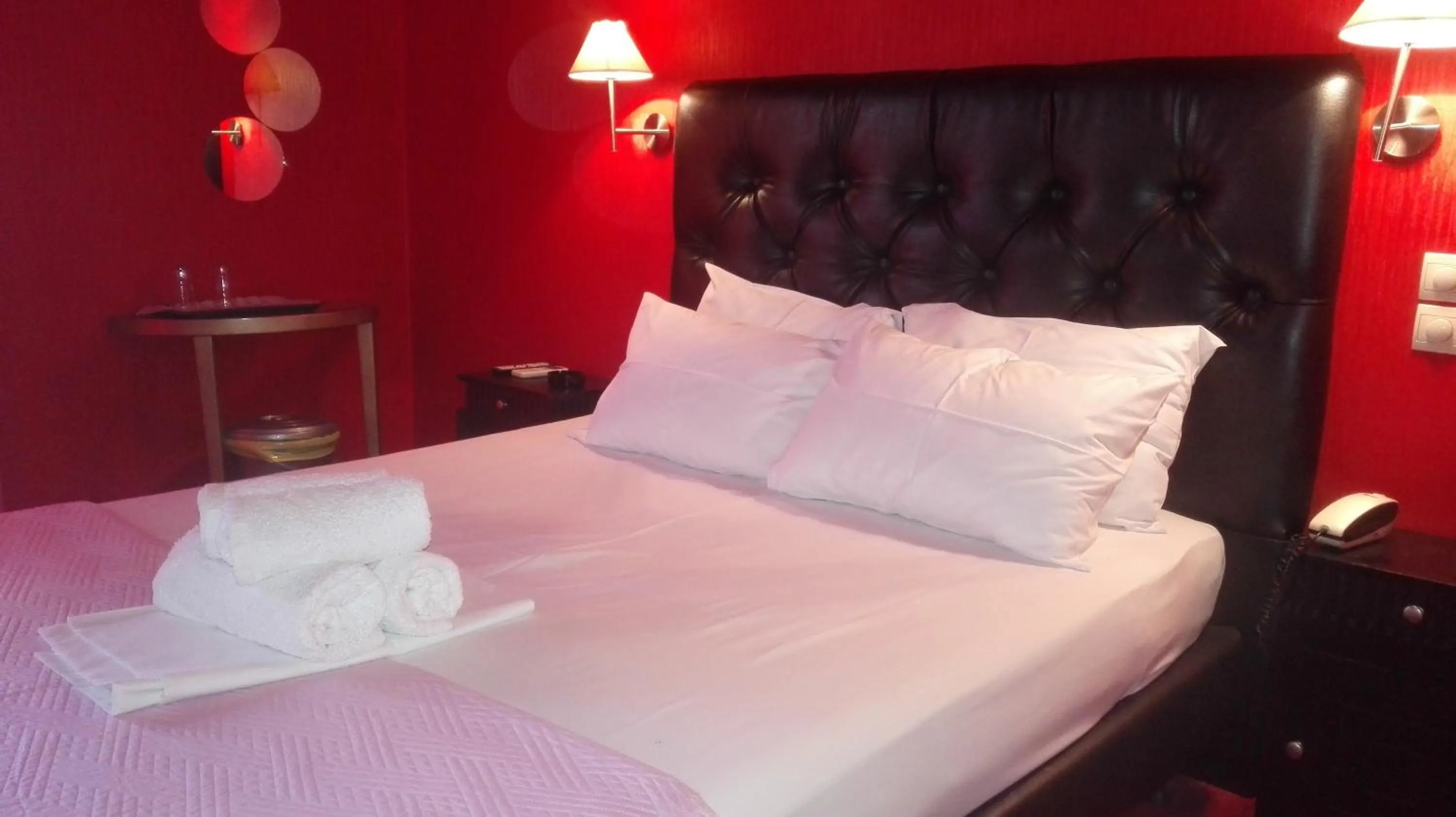 Photo of the whole room, Bed in Feevos