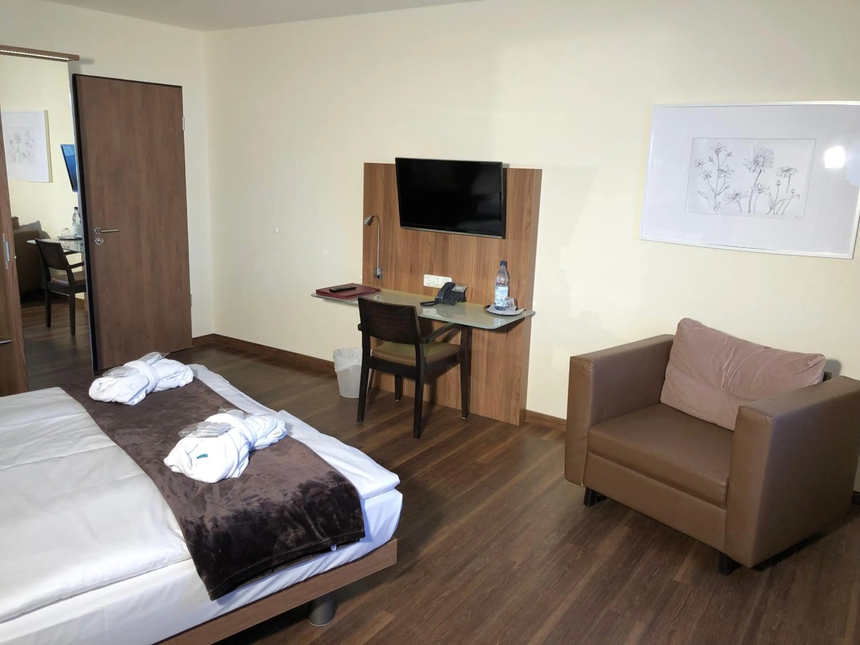 Photo of the whole room, Bed in Hotel Isenbütteler Hof