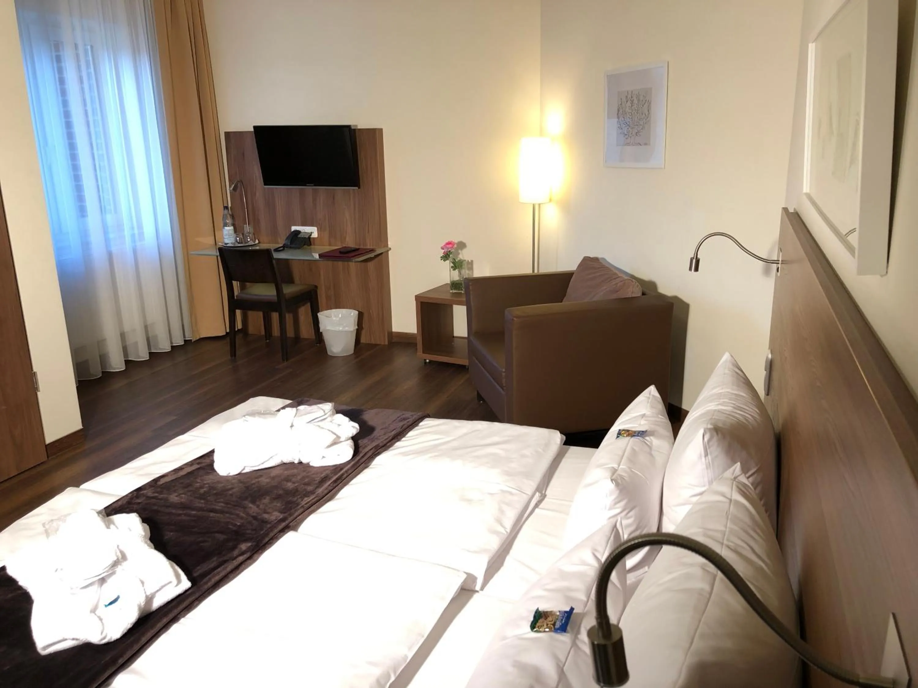 Photo of the whole room, Bed in Hotel Isenbütteler Hof