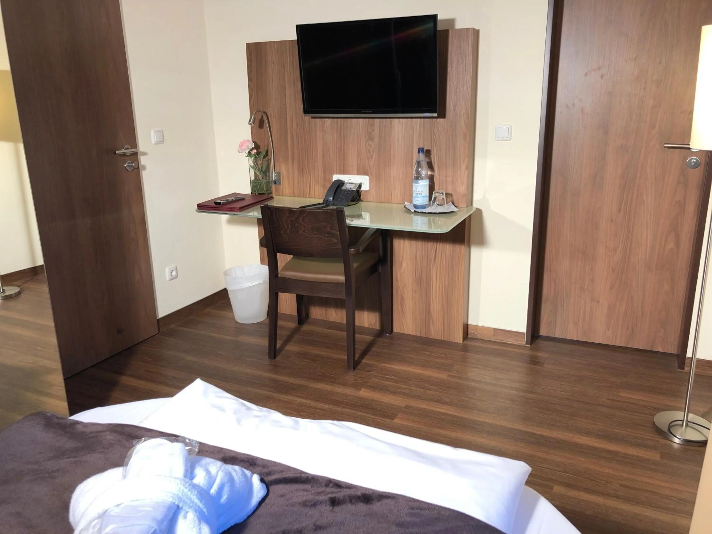 Photo of the whole room, Bed in Hotel Isenbütteler Hof