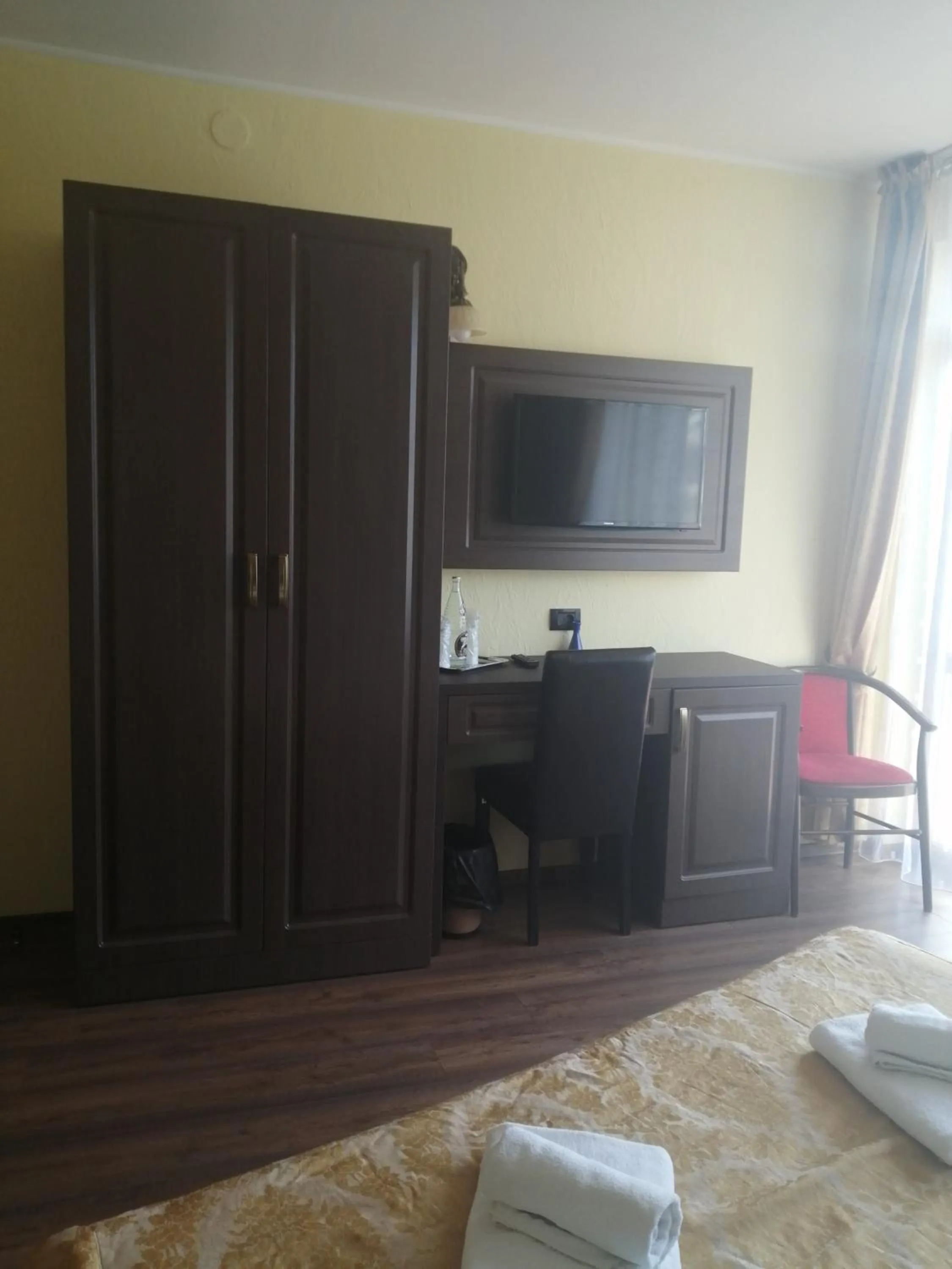 wardrobe, Bed in Hotel Piemonte