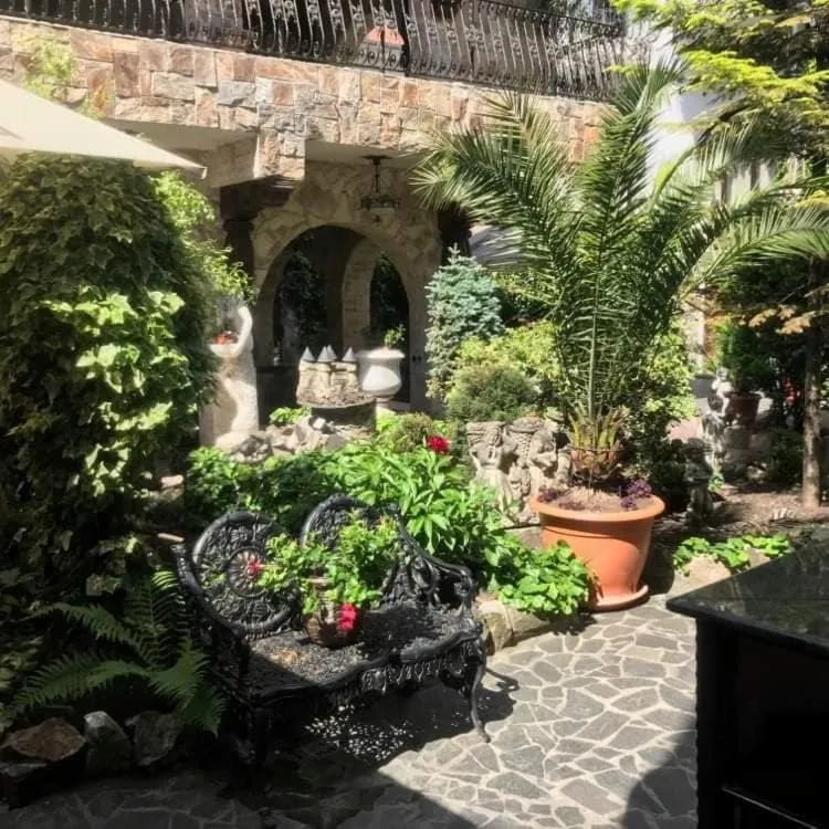 Restaurant/places to eat in Hunter Prince Castle Hotel