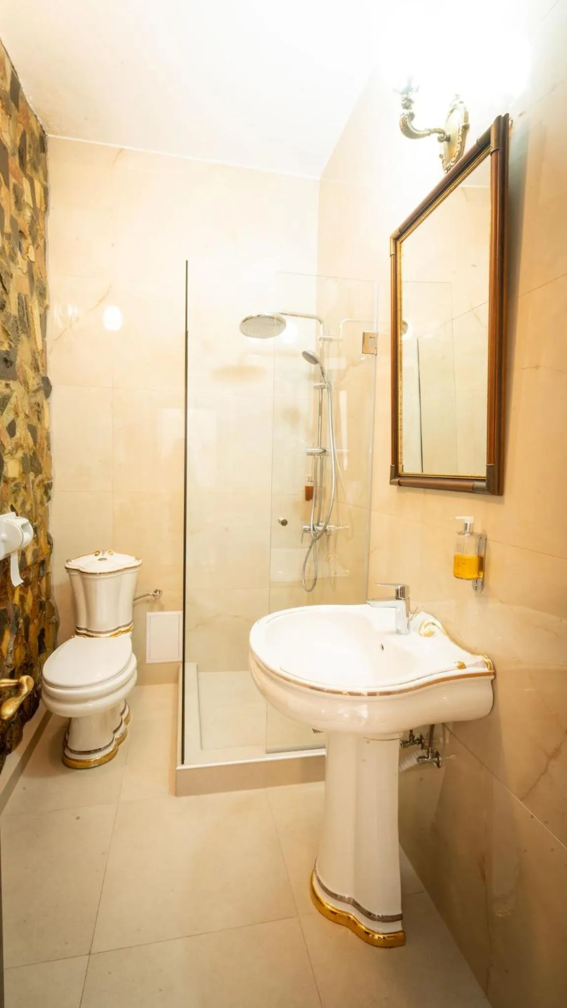 Shower in Hunter Prince Castle Hotel