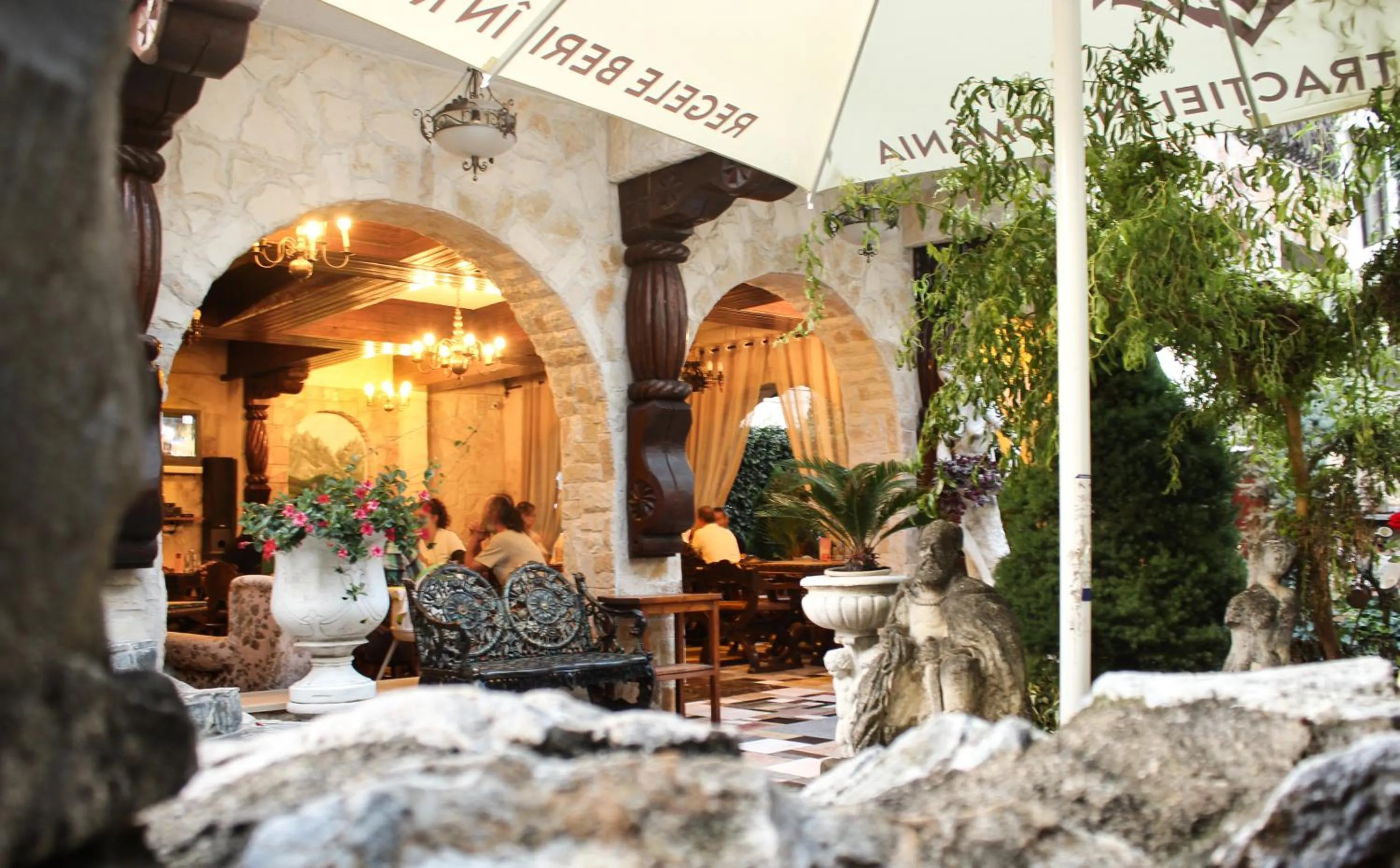 Restaurant/places to eat in Hunter Prince Castle Hotel