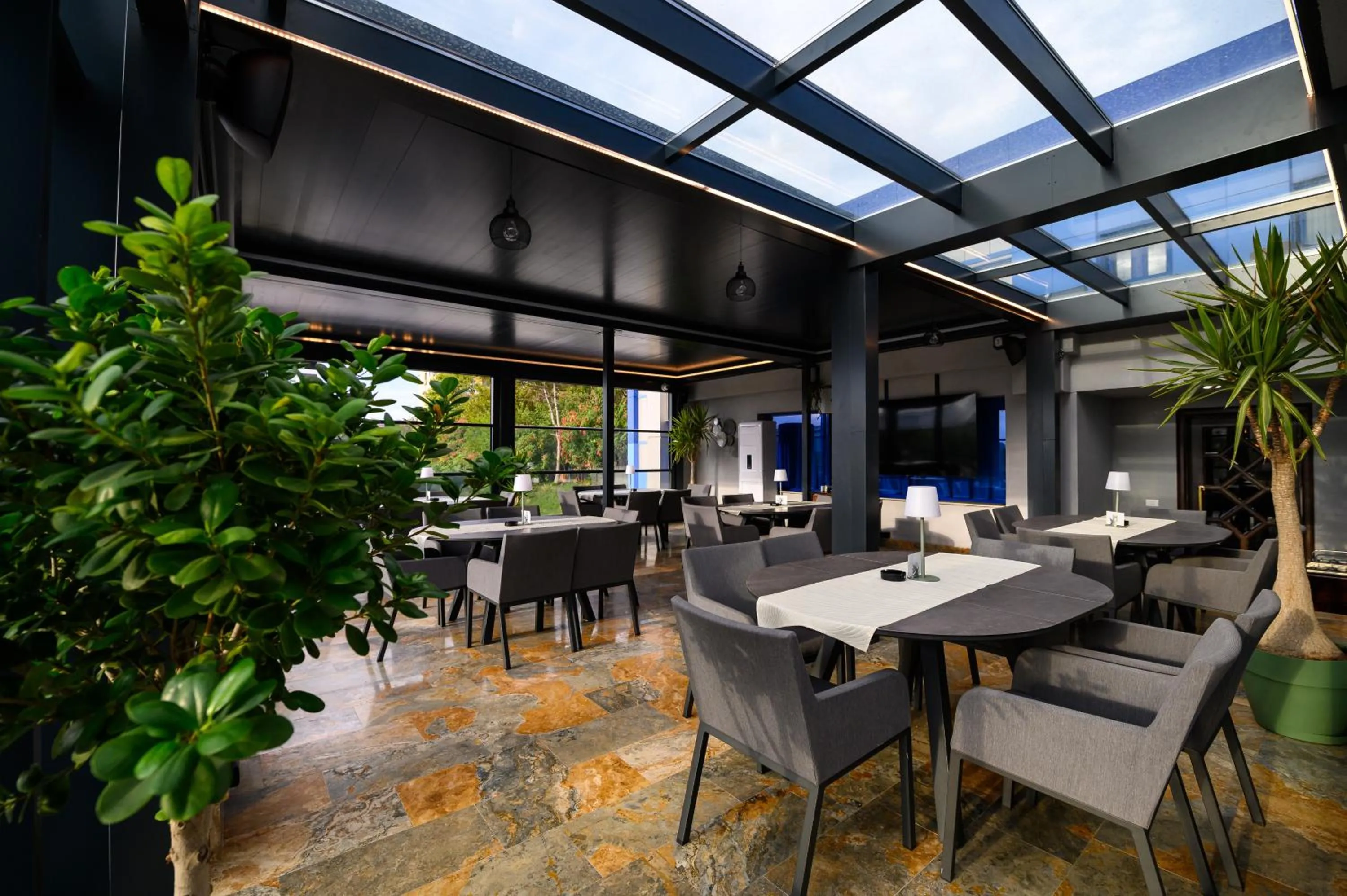 Restaurant/places to eat in Hotel Bulevard