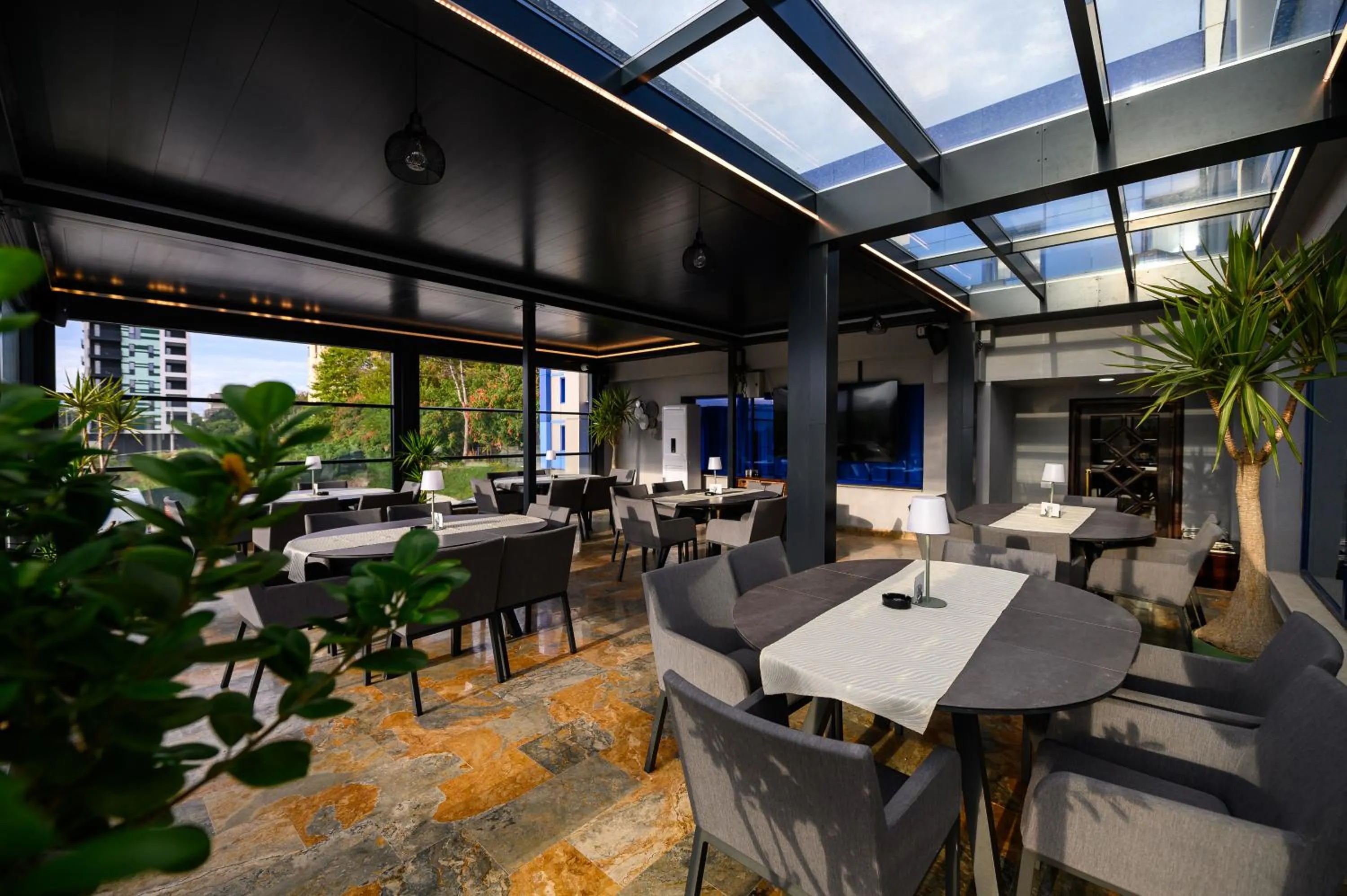 Restaurant/places to eat in Hotel Bulevard