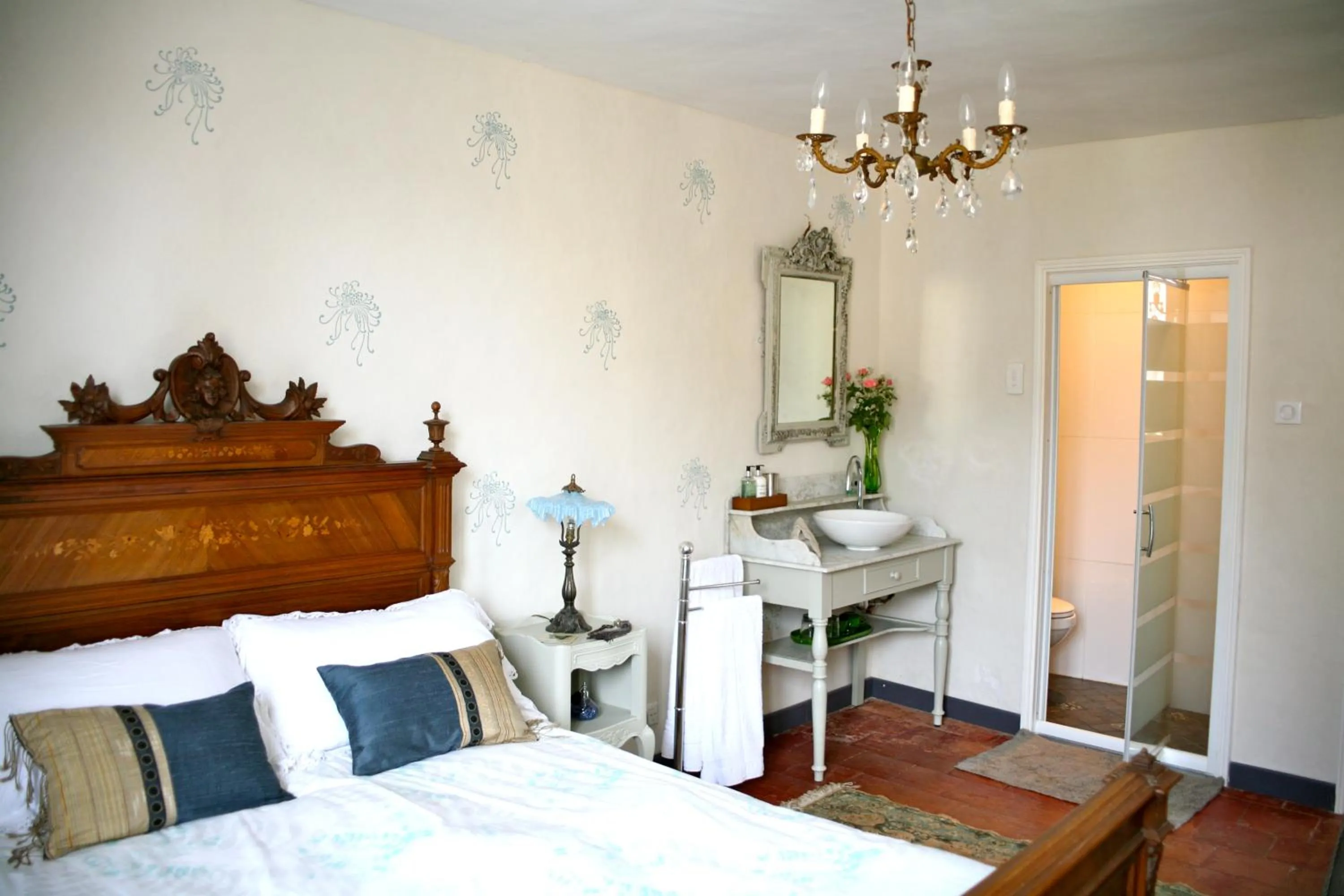 Bed in Le Chaton Rouge