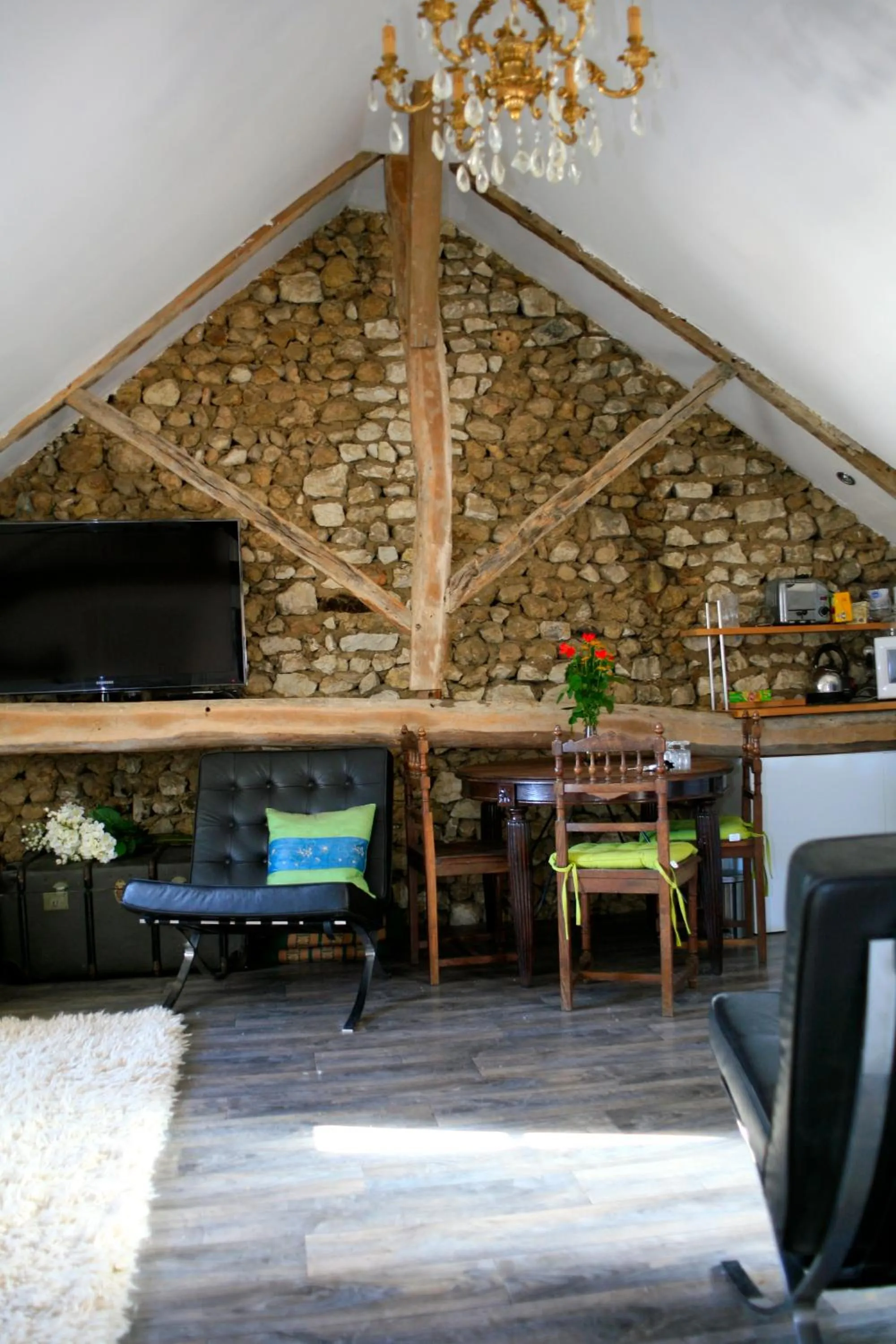 Communal lounge/ TV room in Le Chaton Rouge