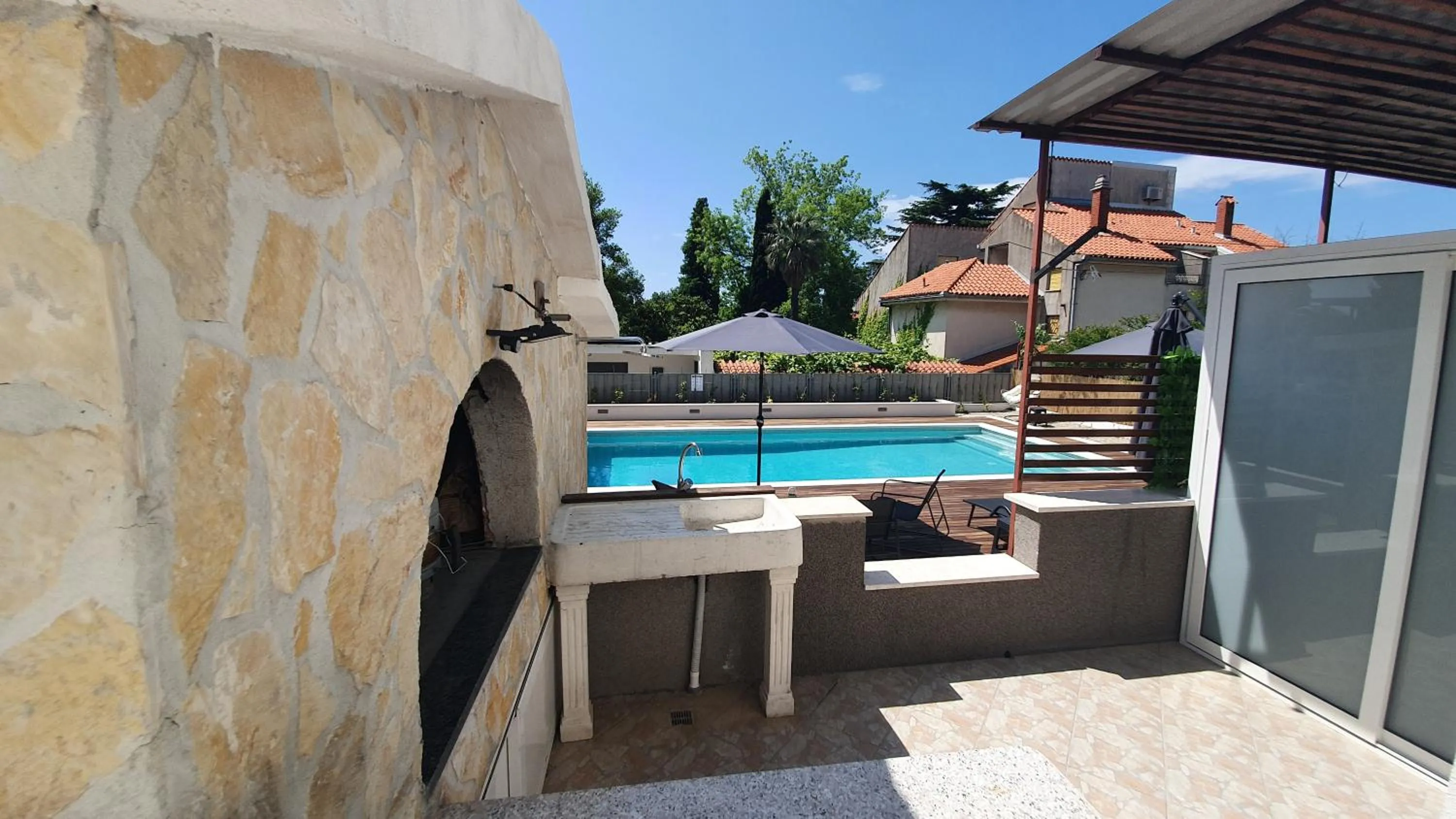 Apartments Meštrović with heated swiming pool- near Split