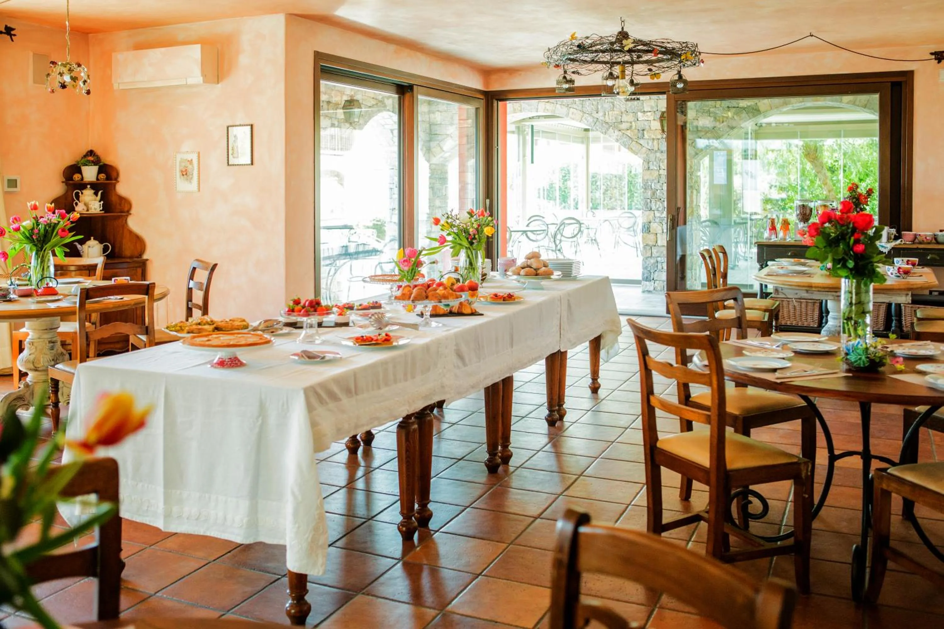 Restaurant/places to eat in Leonardo Resort