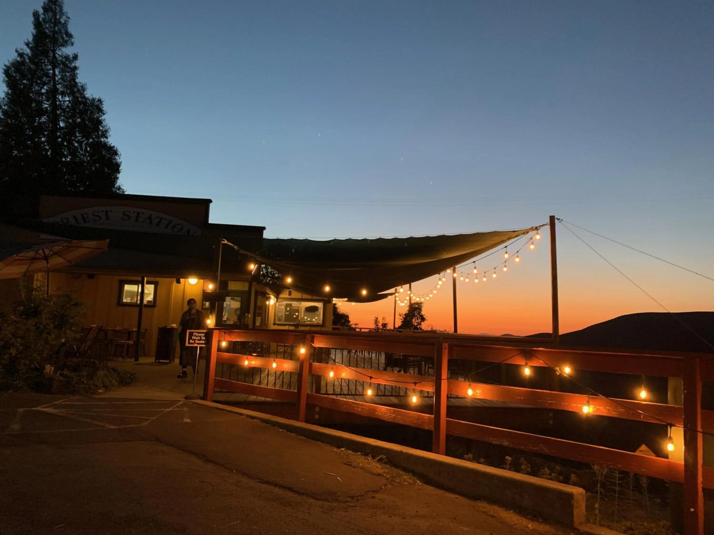 Restaurant/places to eat in Priest Station Cafe & Cabins