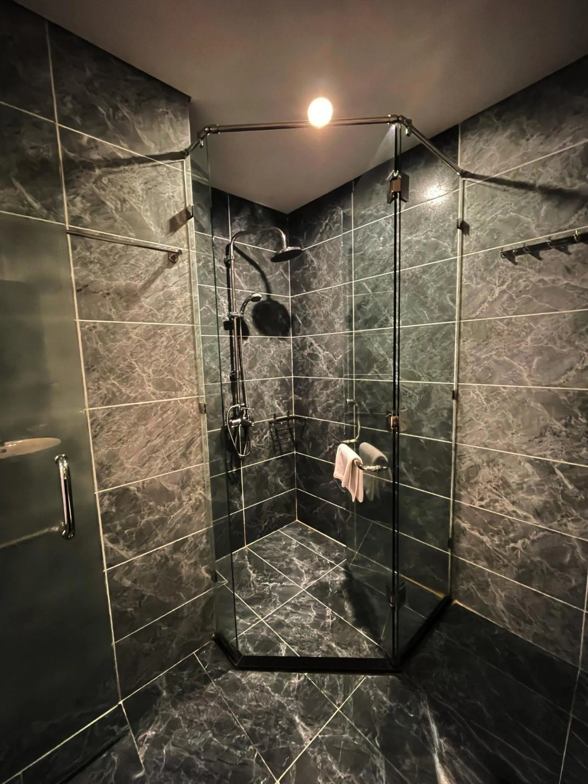 Shower in Danaciti Hotel