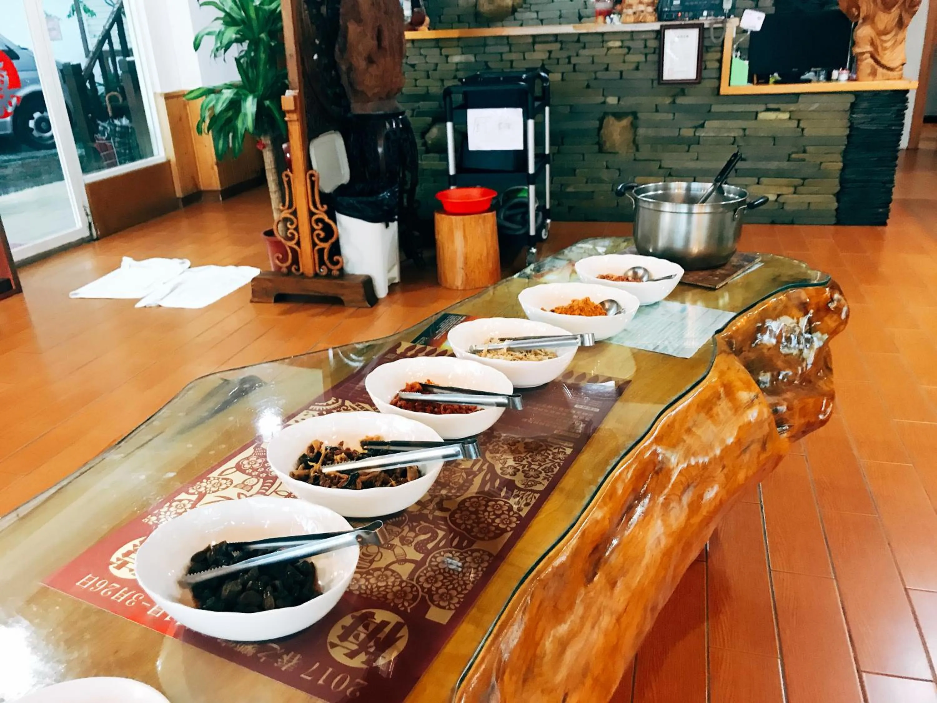 Breakfast in Dingdai Glass Villa