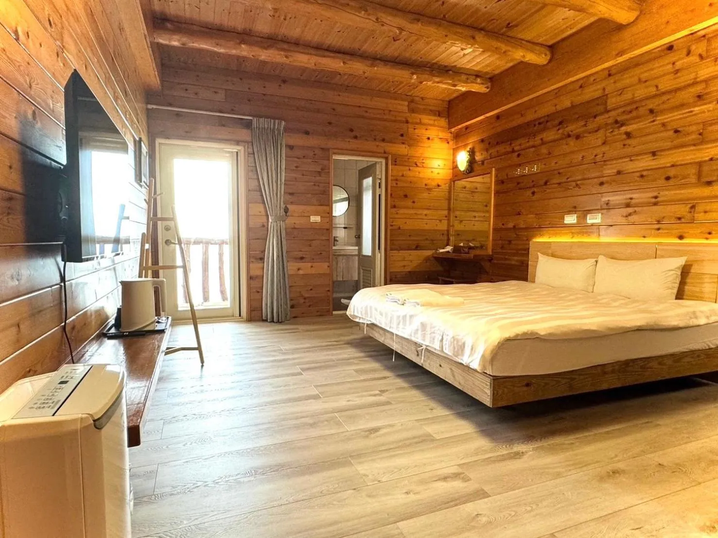 Bed in Dingdai Glass Villa