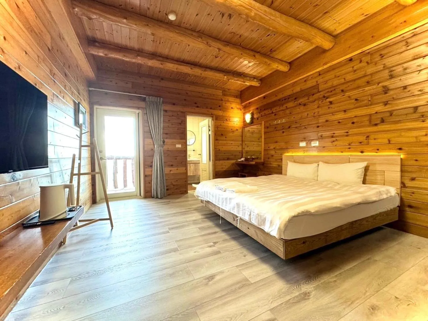 Bed in Dingdai Glass Villa