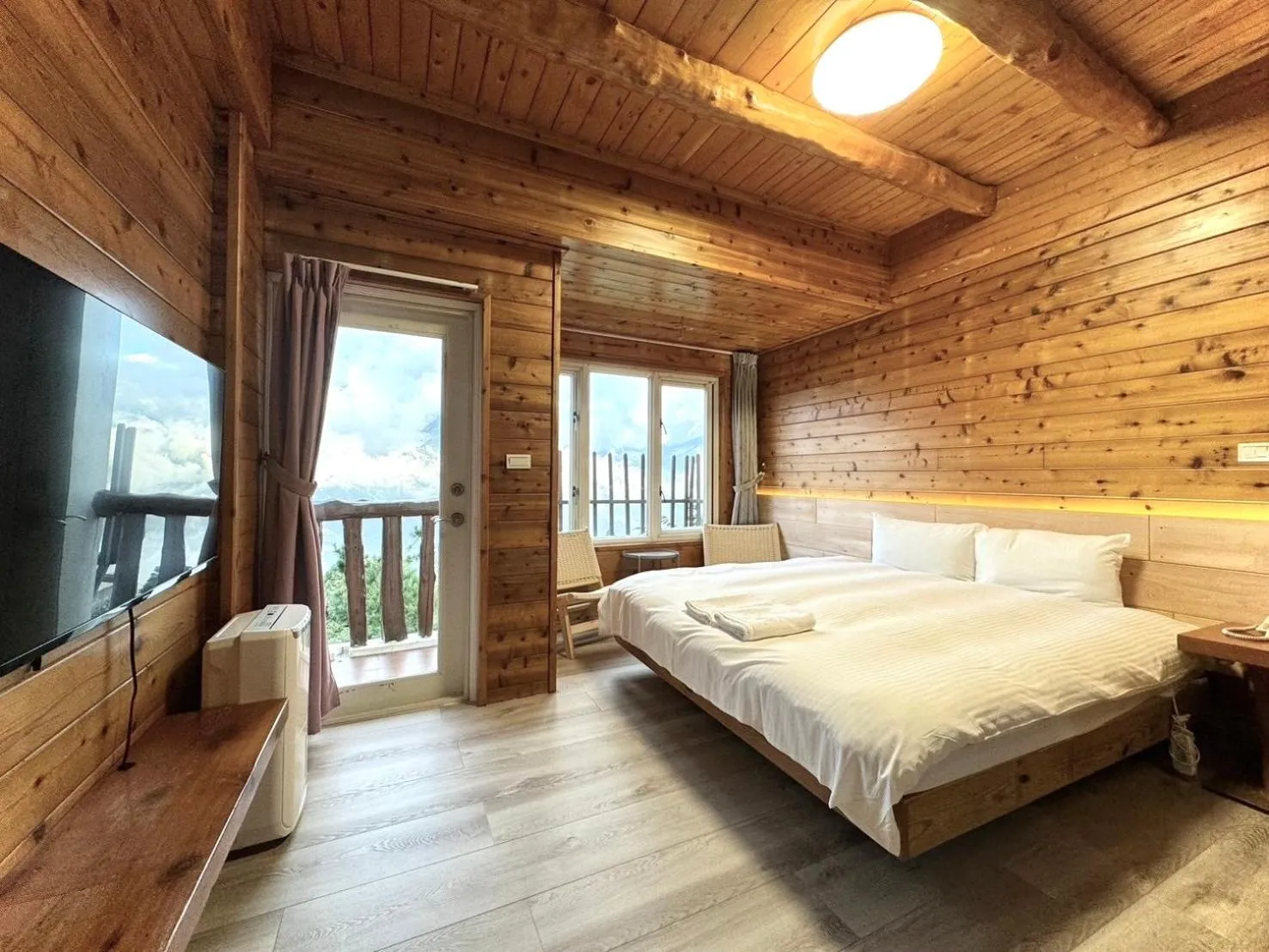 Bed in Dingdai Glass Villa