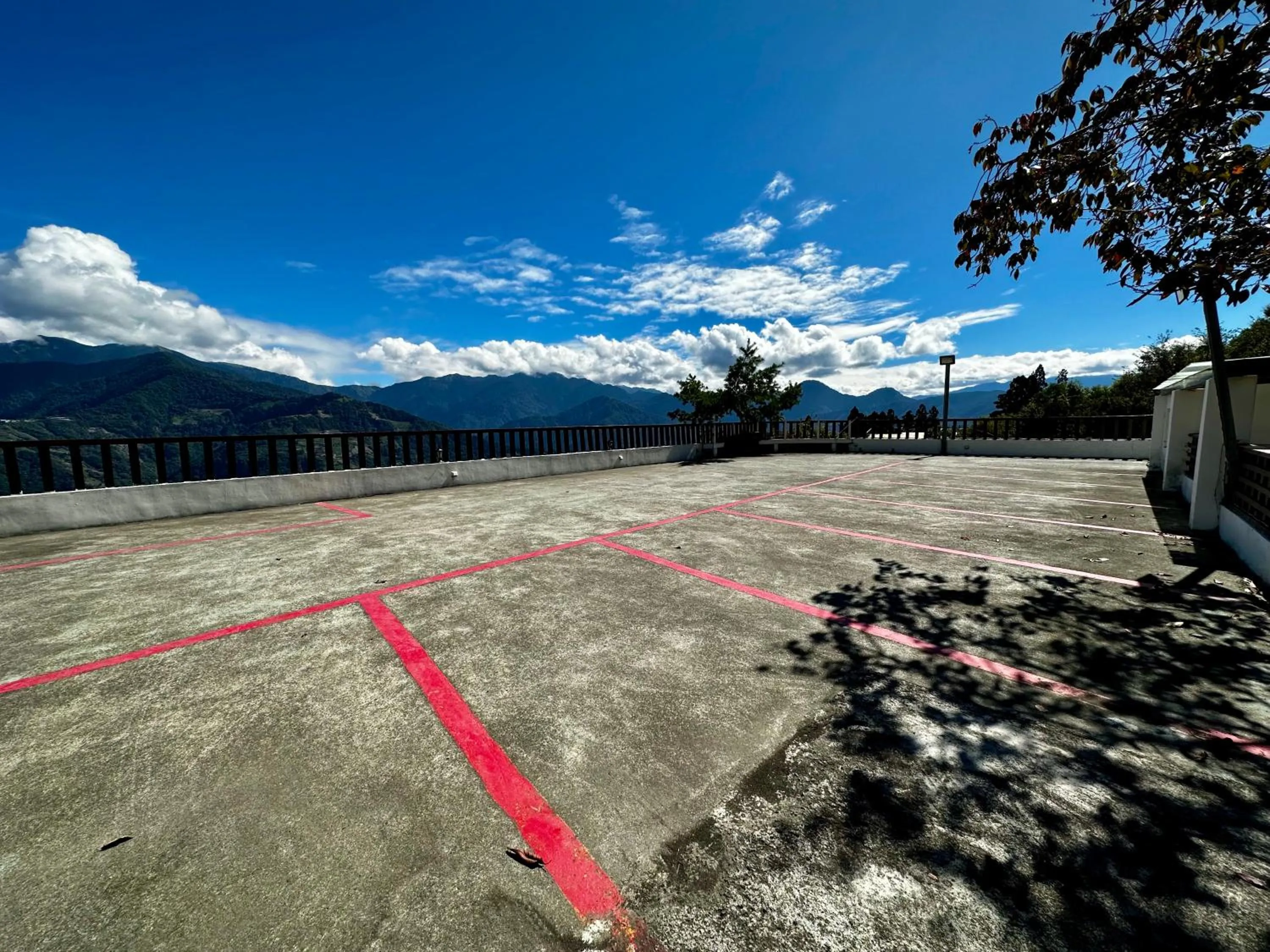 Parking in Dingdai Glass Villa