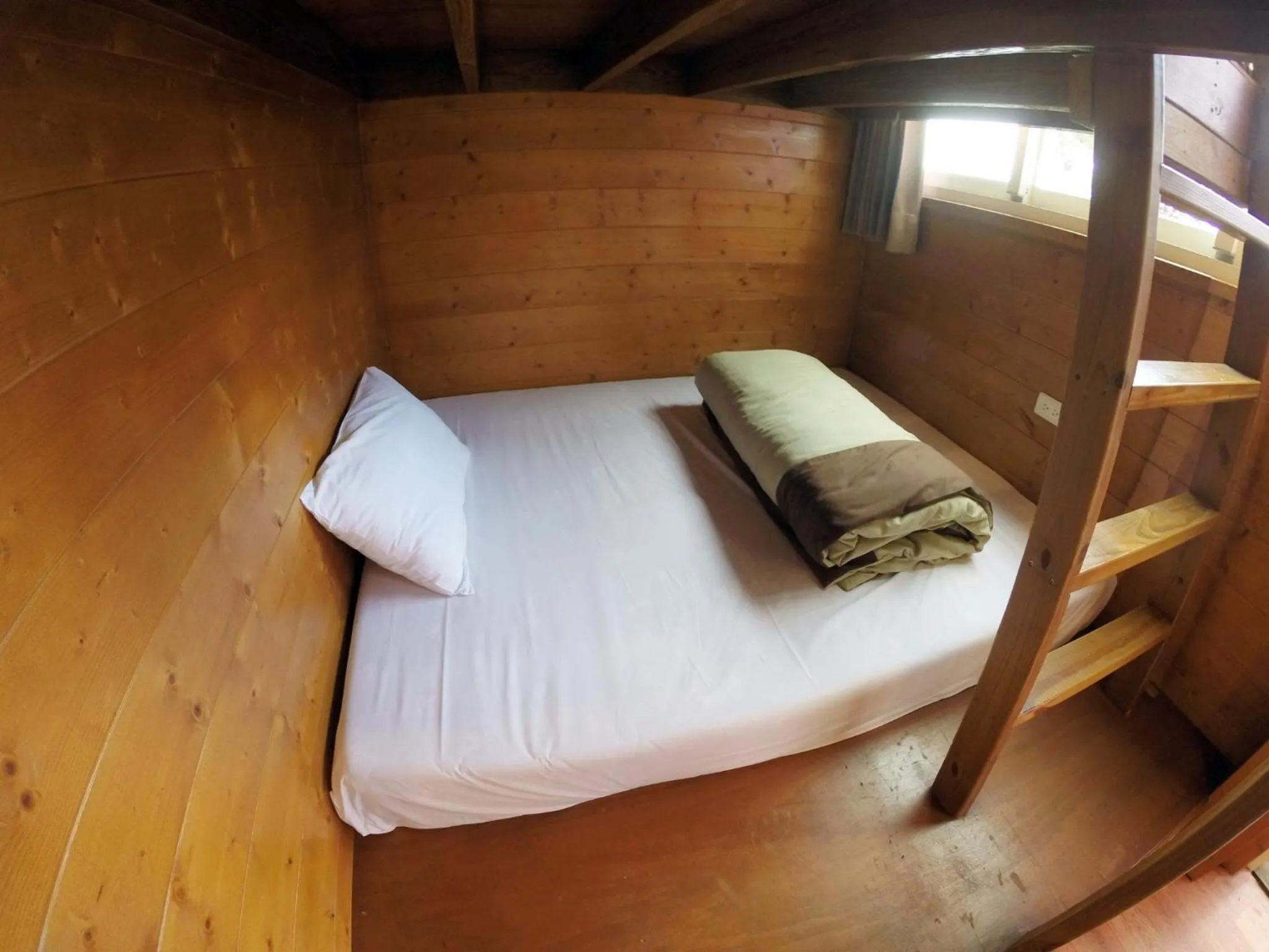Bed in Dingdai Glass Villa