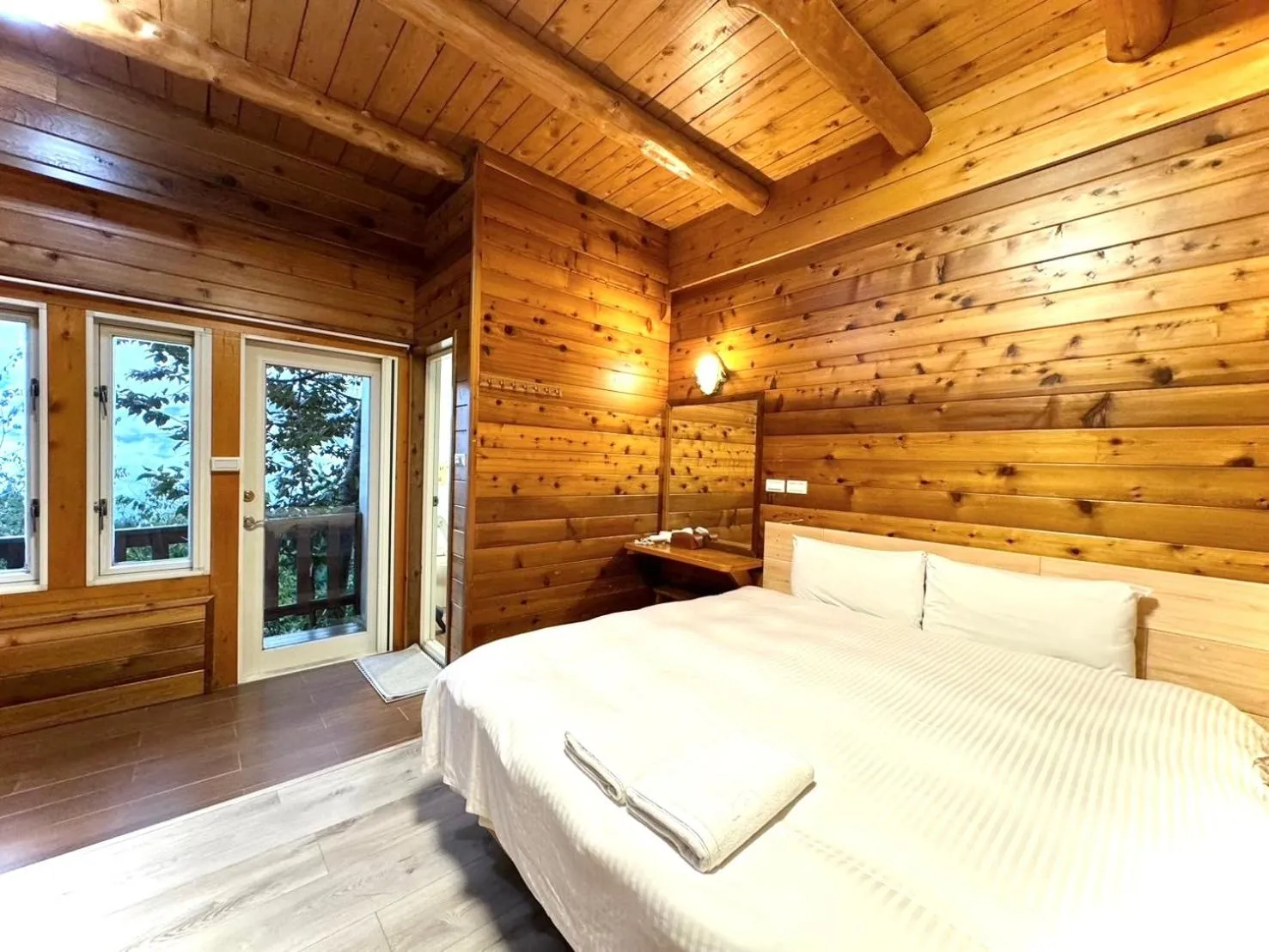 Bed in Dingdai Glass Villa