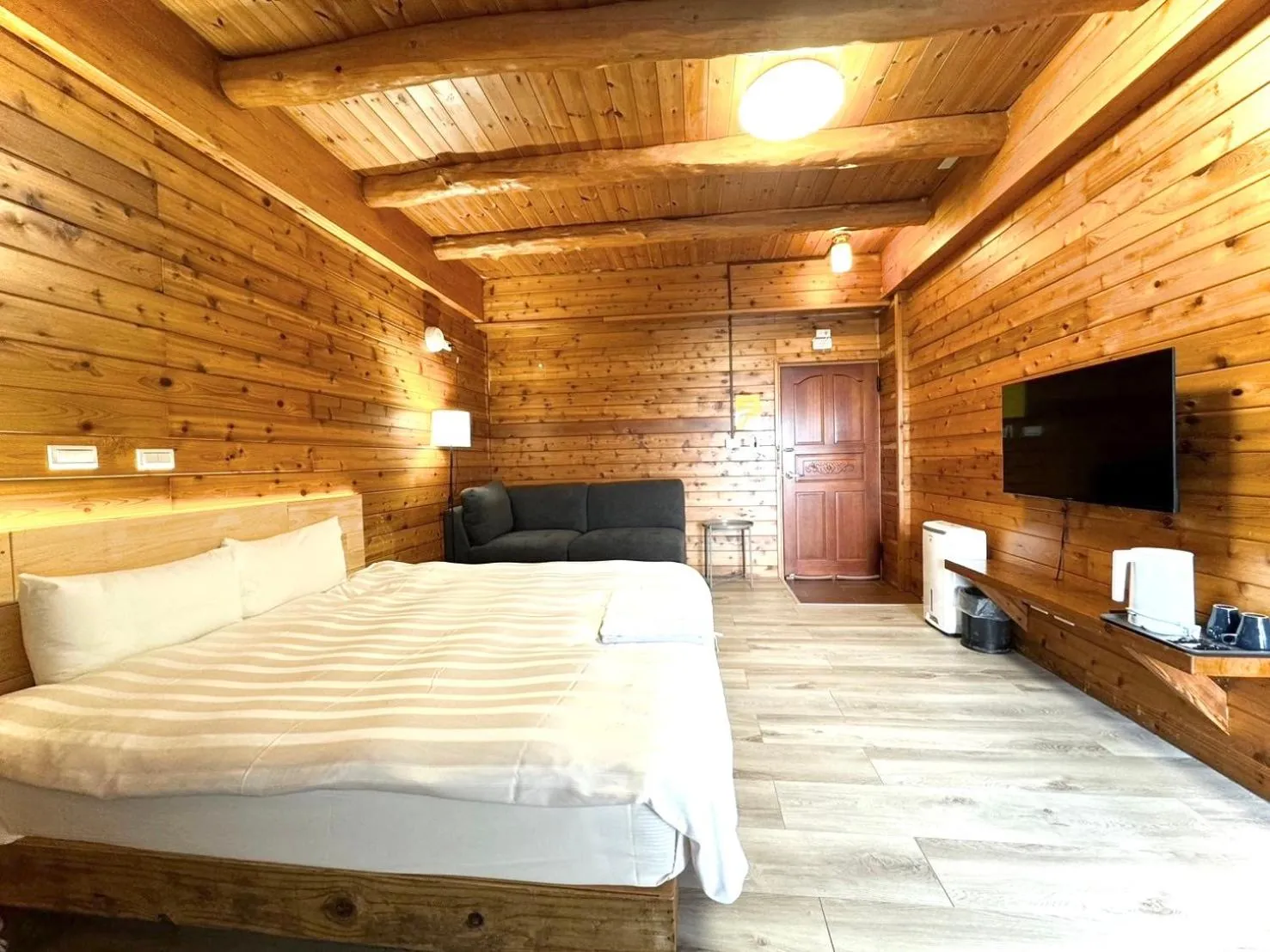 Bed in Dingdai Glass Villa