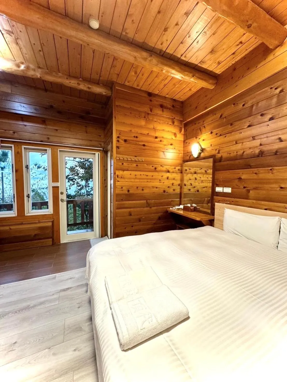 Bed in Dingdai Glass Villa