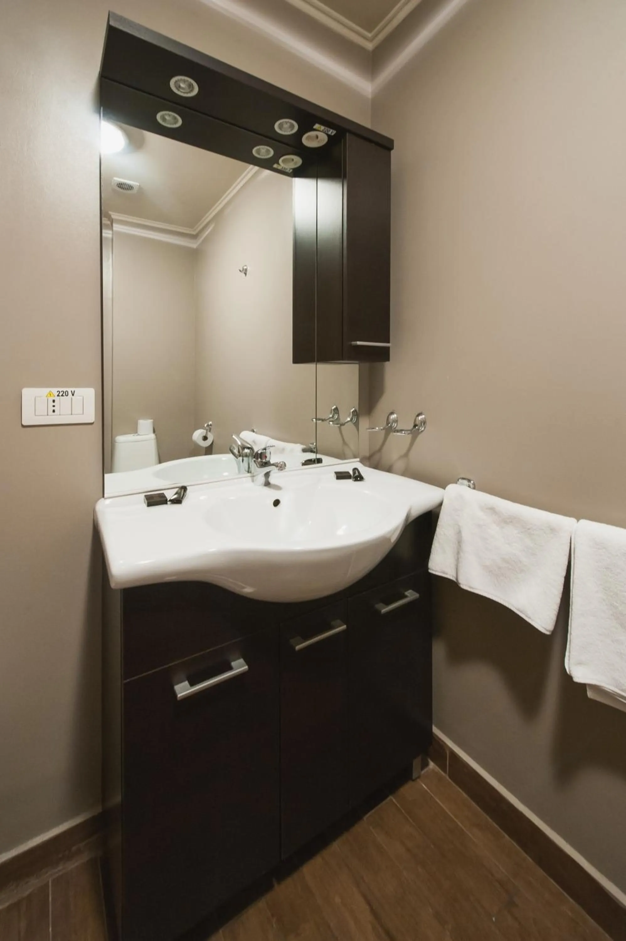 Toilet in Hotel Hemingway Residence