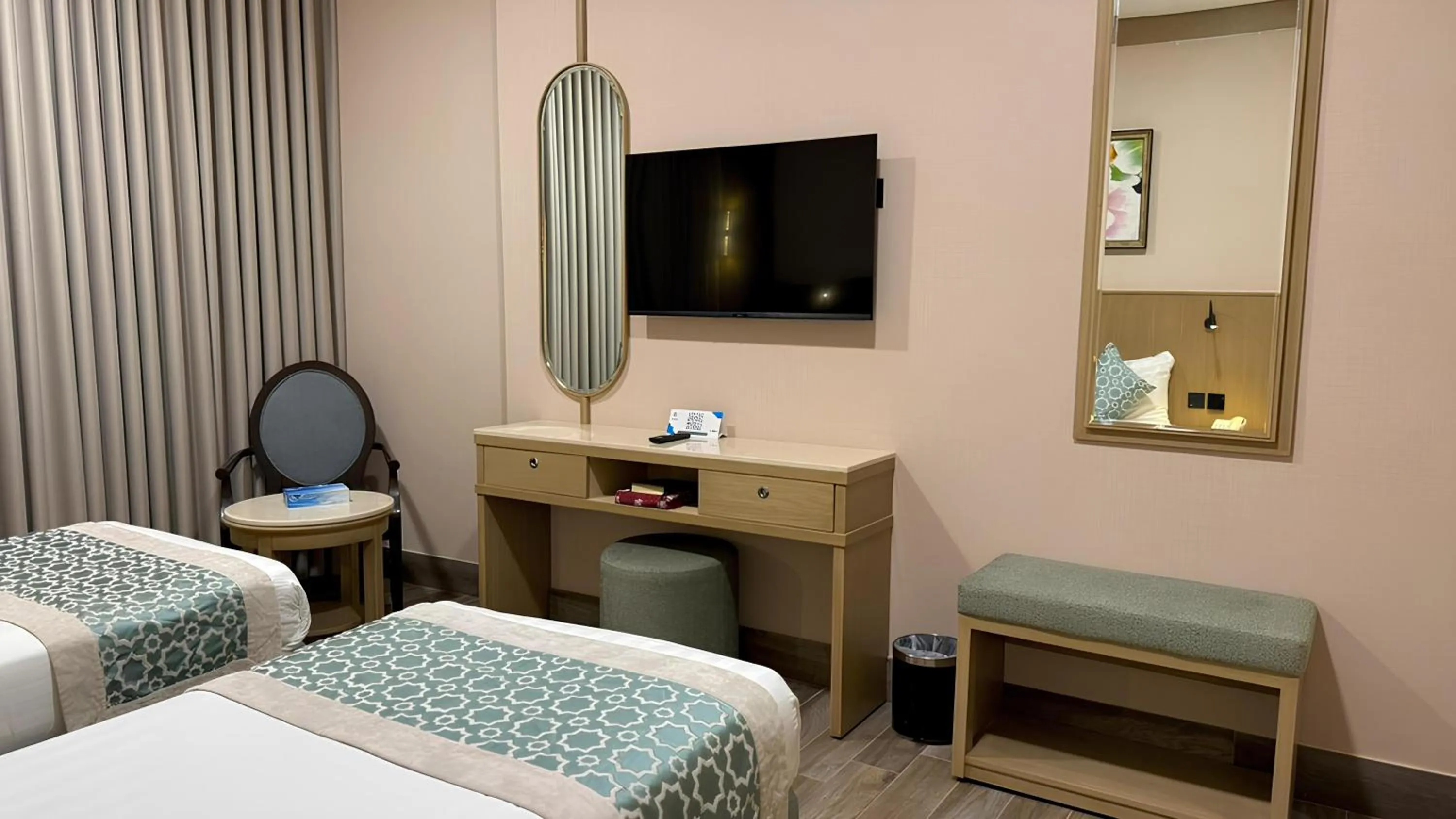 TV and multimedia, Bed in Afraa Hotel