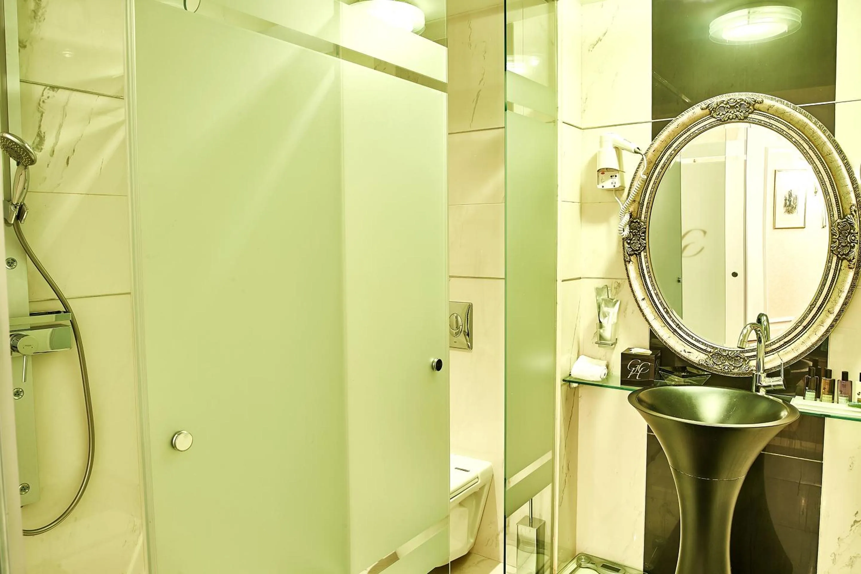 Bathroom in Grand Hotel Continental Bucuresti