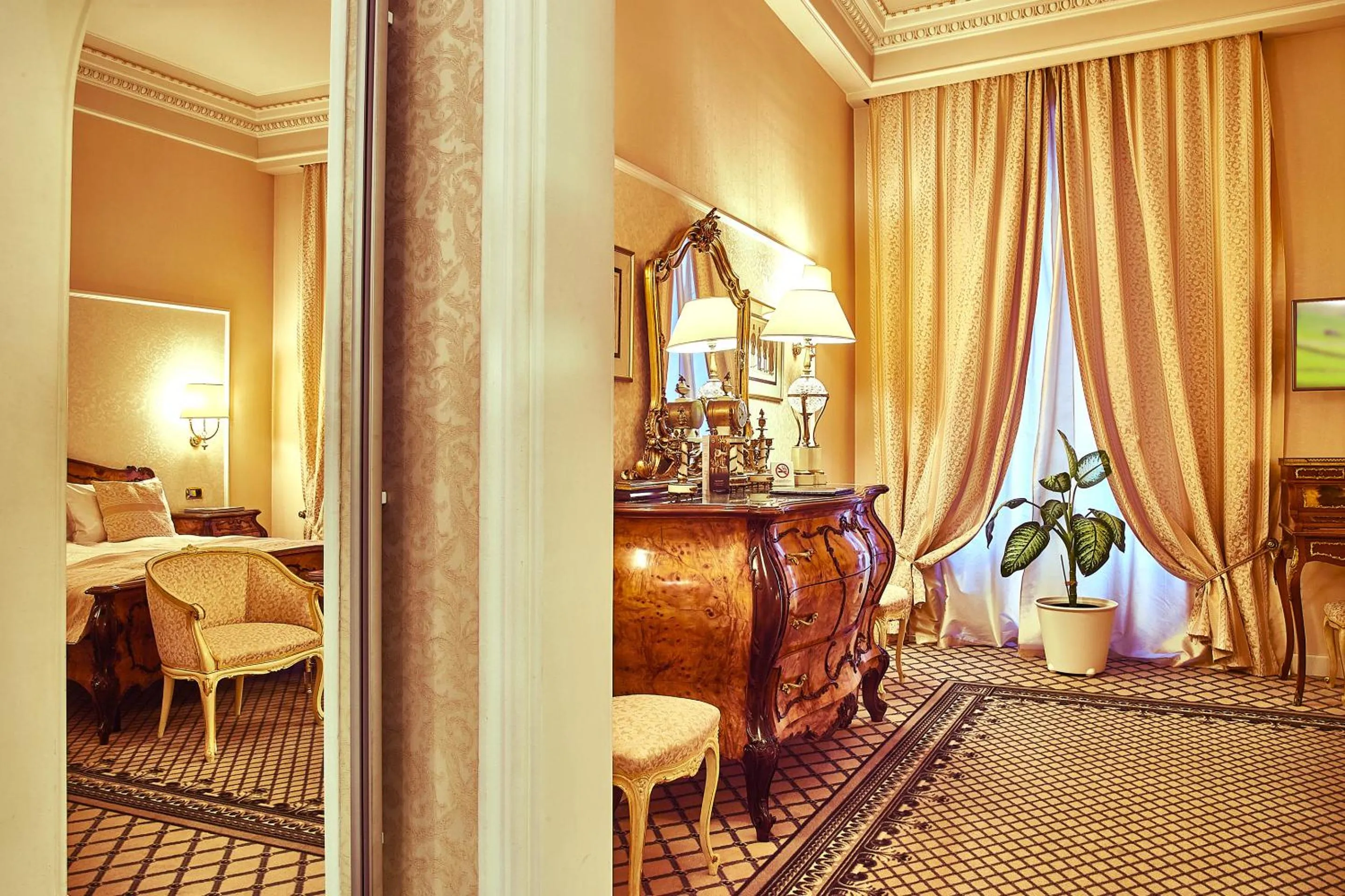 Photo of the whole room, Bed in Grand Hotel Continental Bucuresti