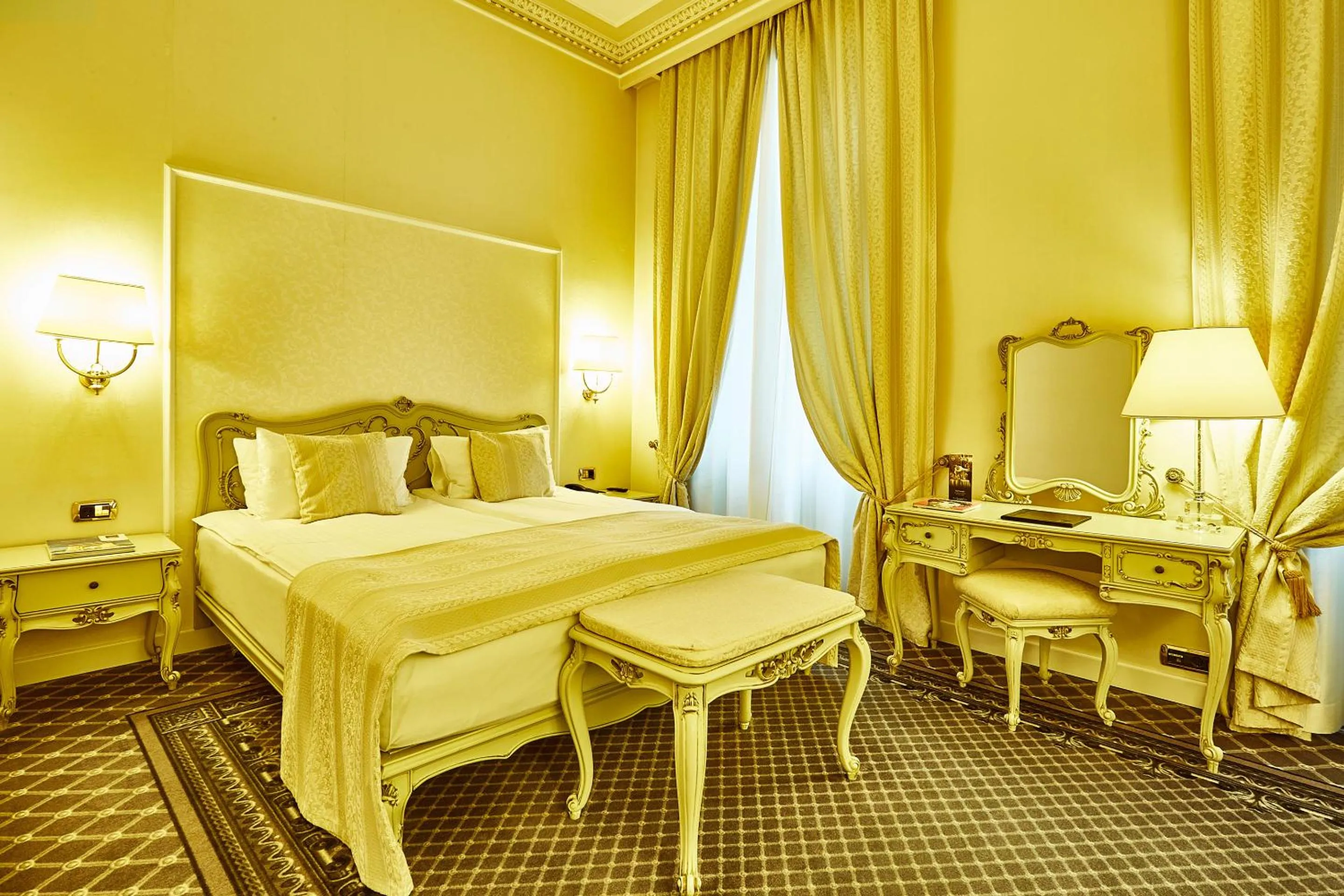 Photo of the whole room, Bed in Grand Hotel Continental Bucuresti