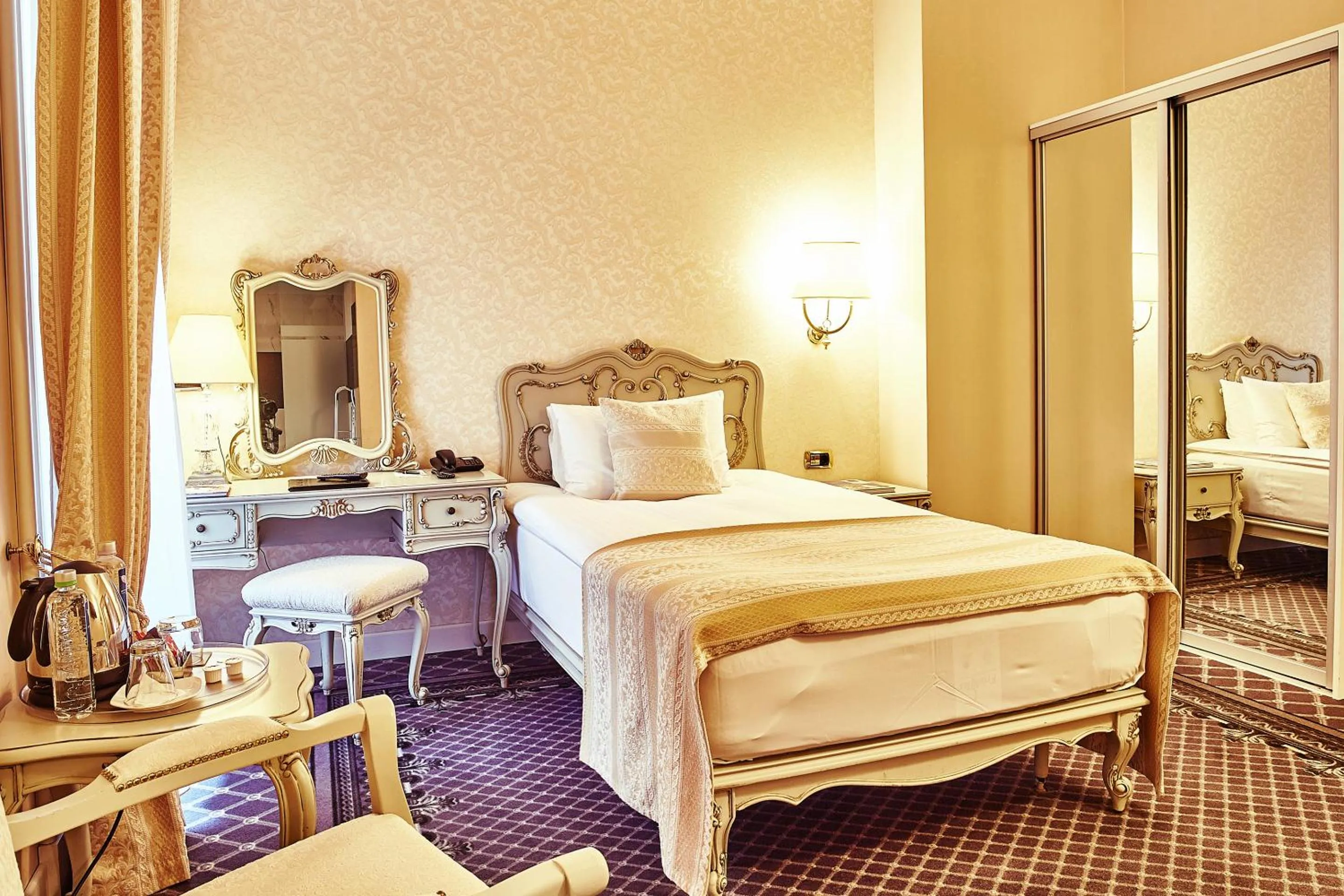 Photo of the whole room, Bed in Grand Hotel Continental Bucuresti