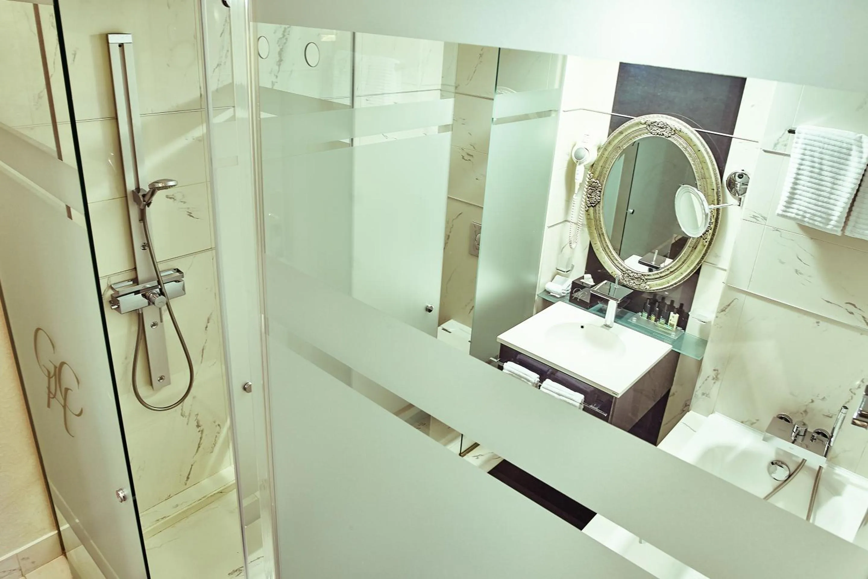 Bathroom in Grand Hotel Continental Bucuresti