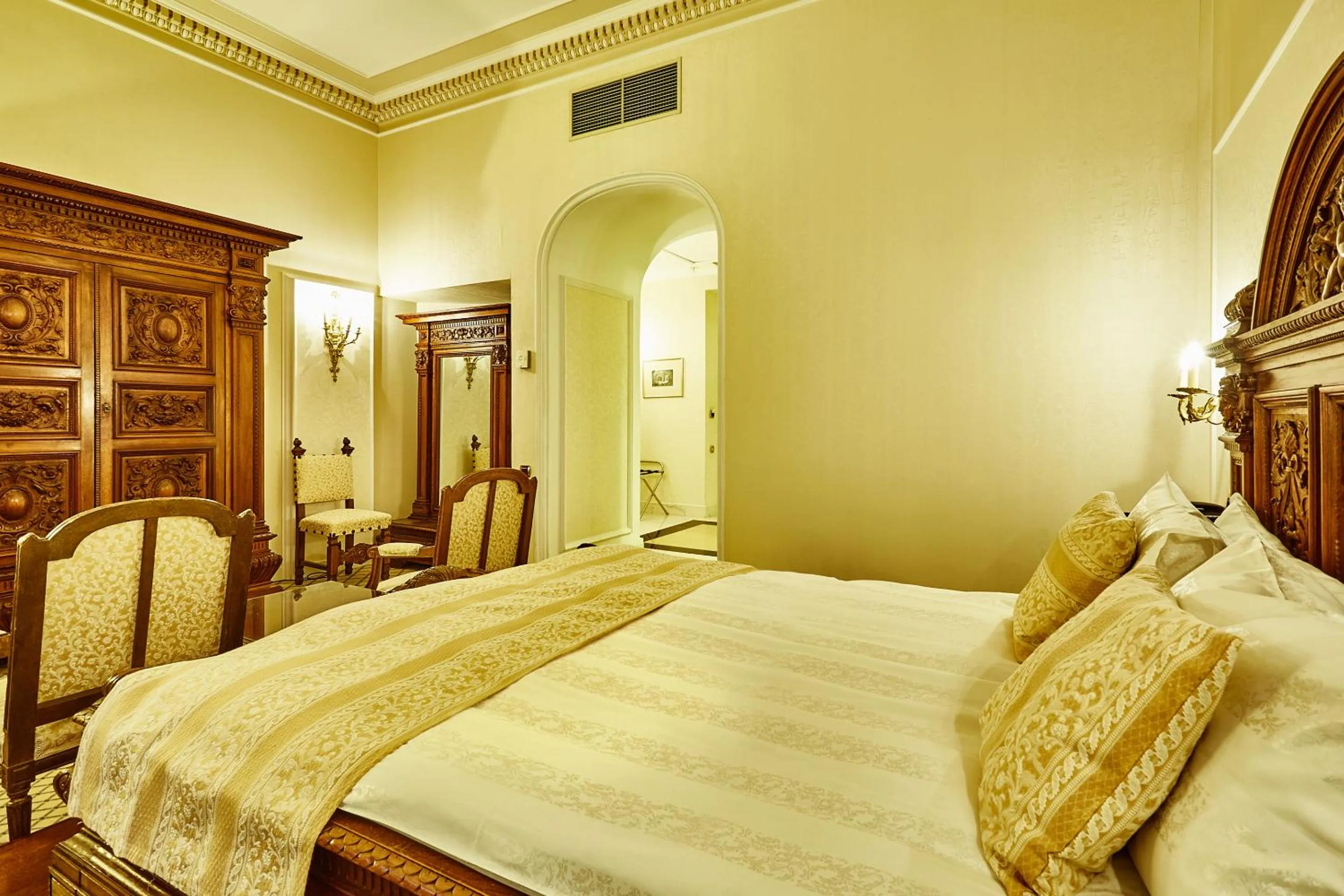 Photo of the whole room, Bed in Grand Hotel Continental Bucuresti