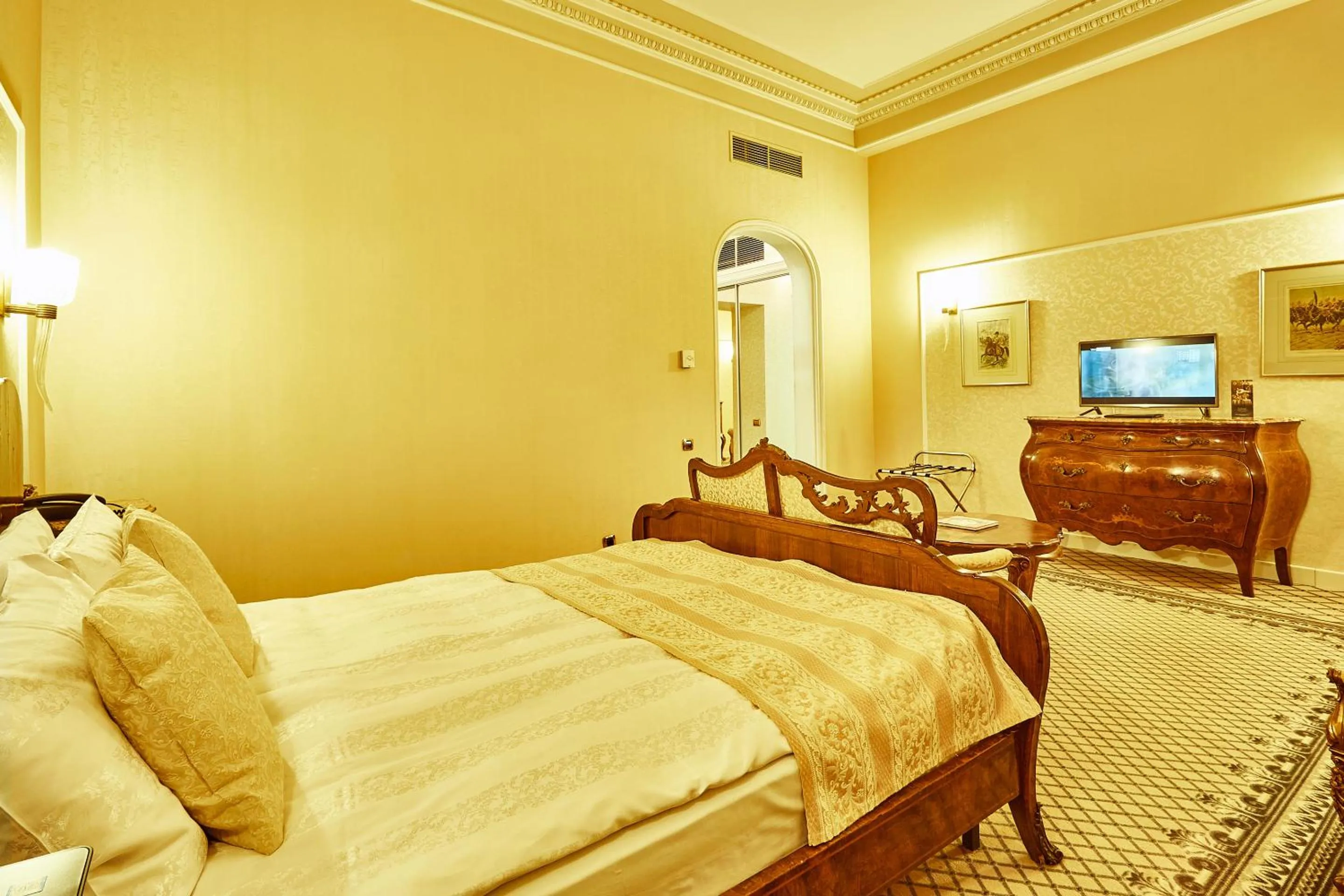 Bed in Grand Hotel Continental Bucuresti