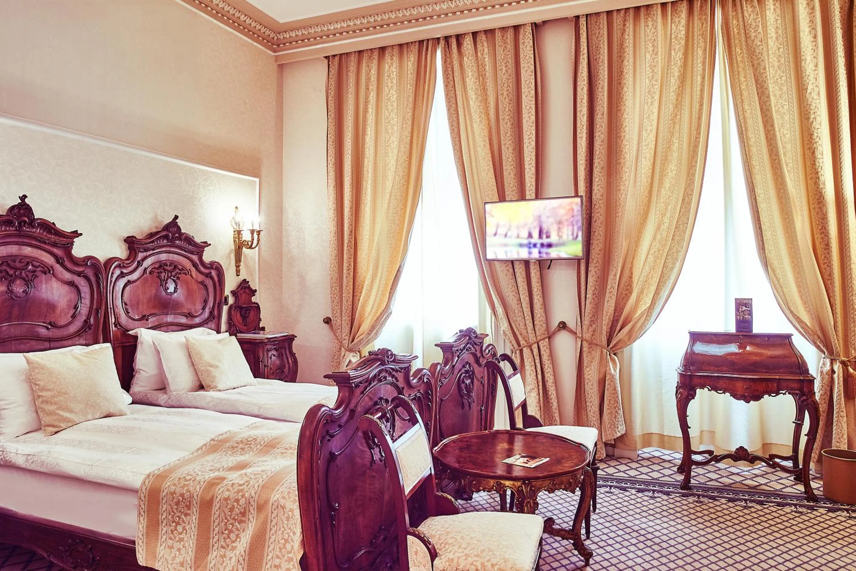 Photo of the whole room, Bed in Grand Hotel Continental Bucuresti