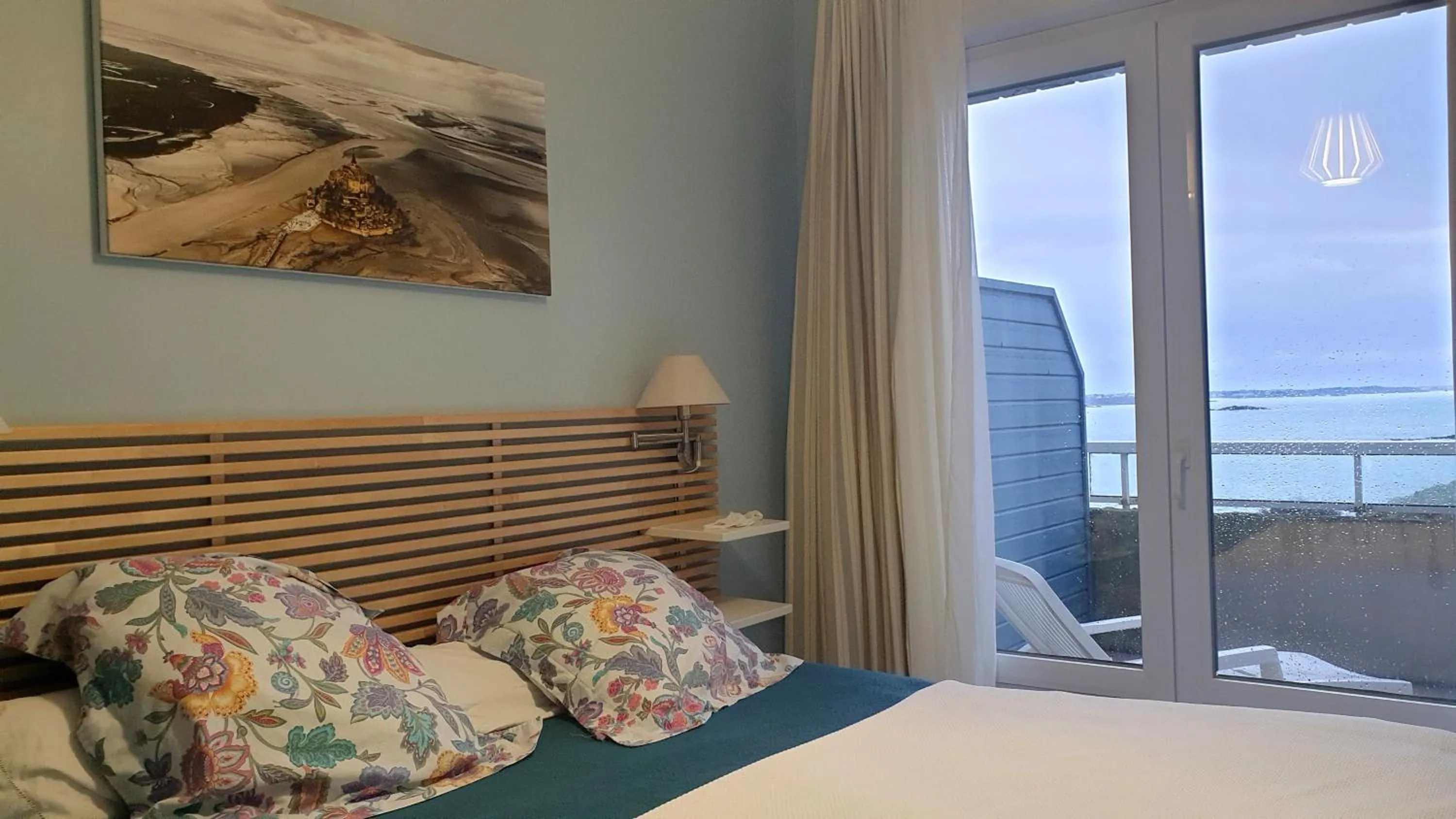 Photo of the whole room, Bed in La Conchee